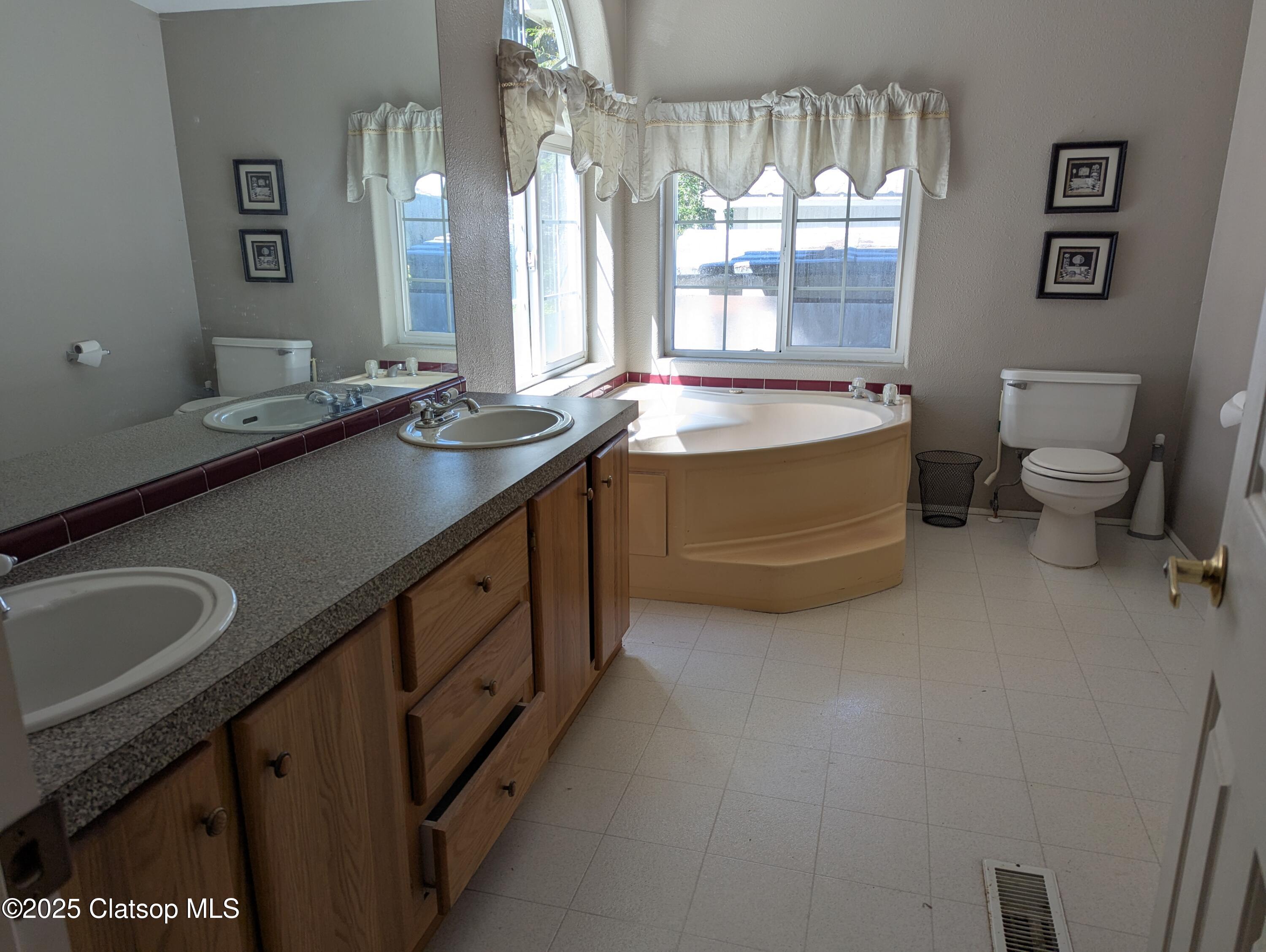 40698 Old Highway 30 Property Photo 11