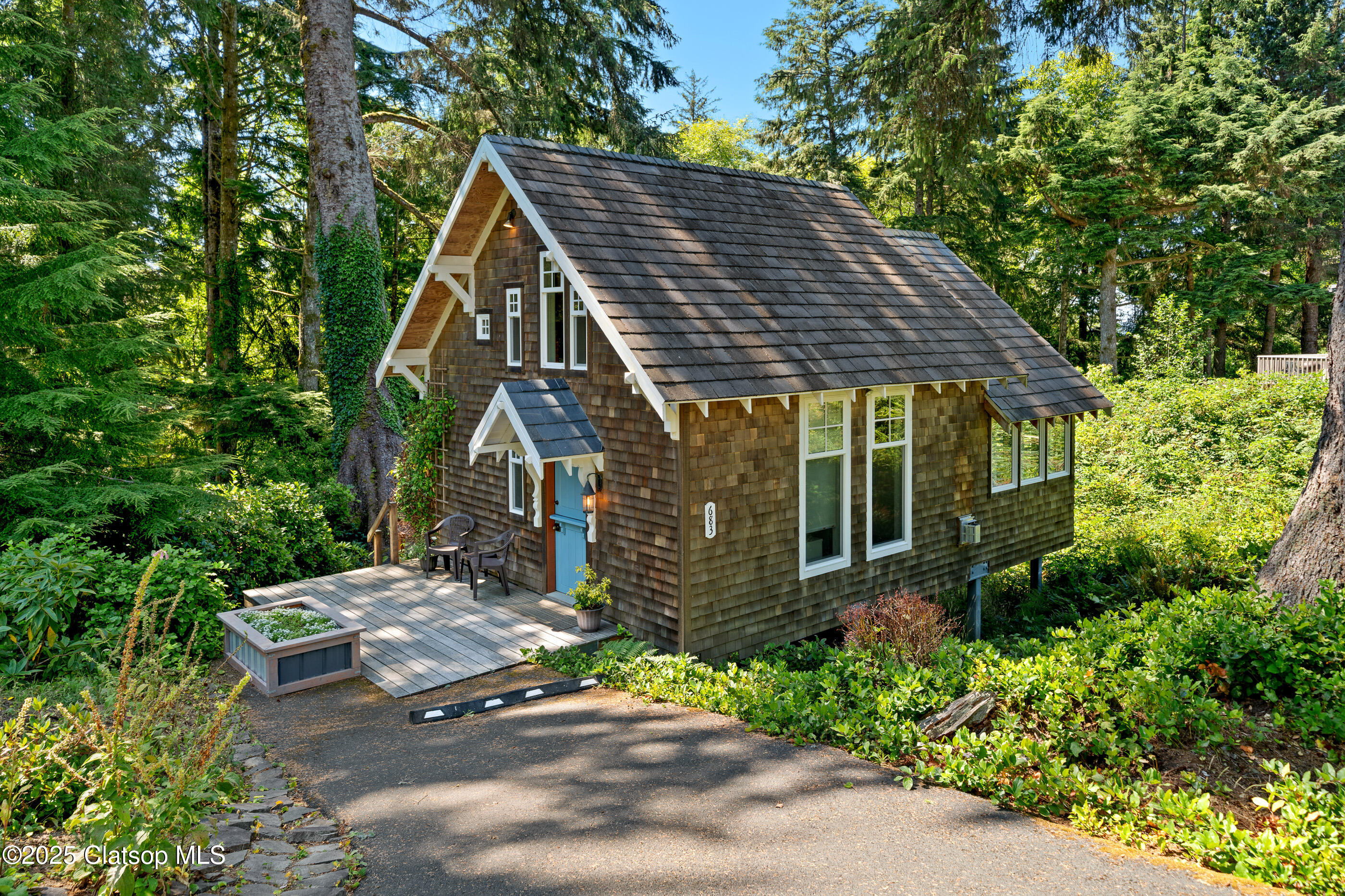 683 E Sixth Street Property Photo 1