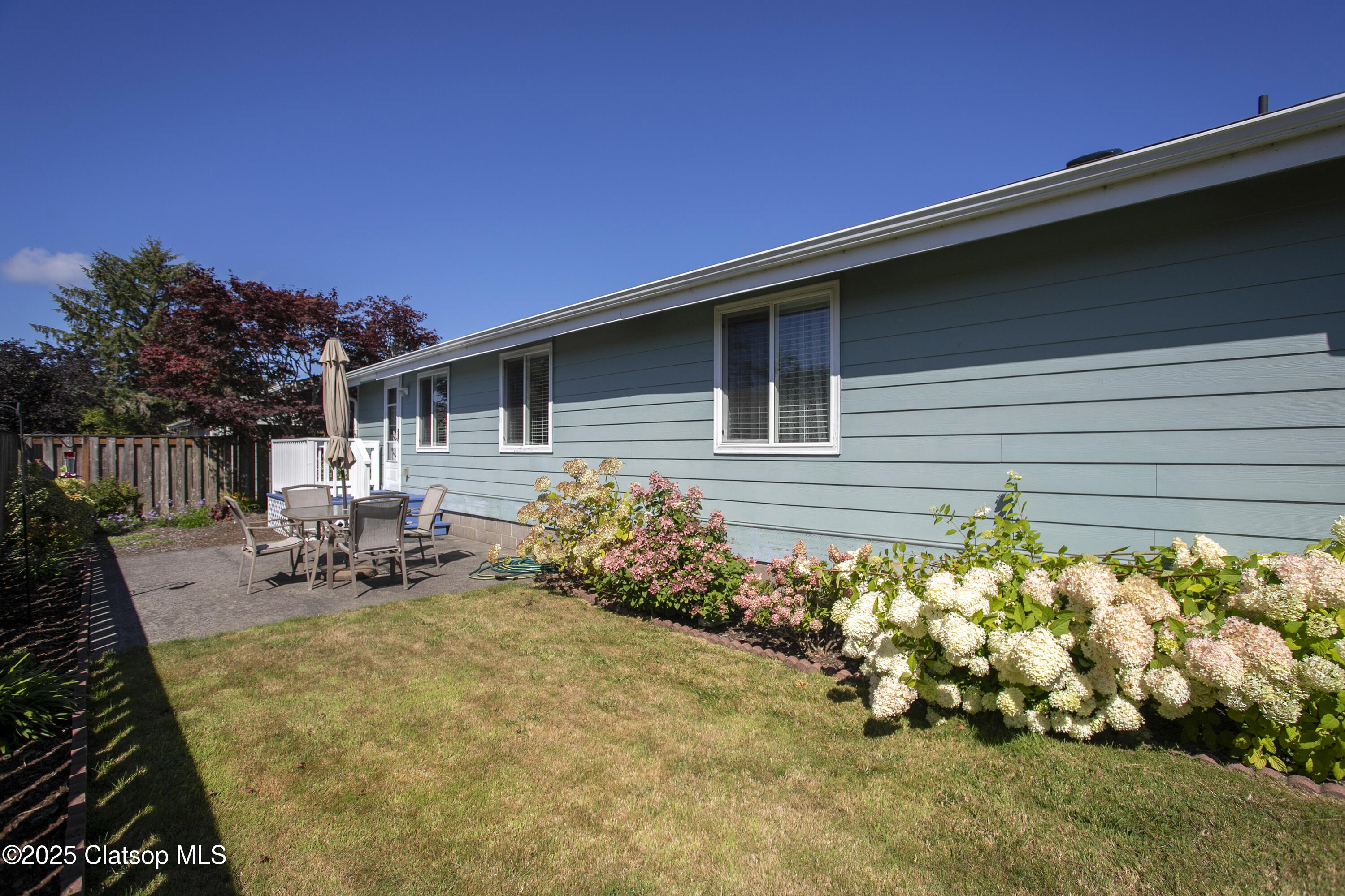 1100 Nw Warrenton Dr Property Photo 2