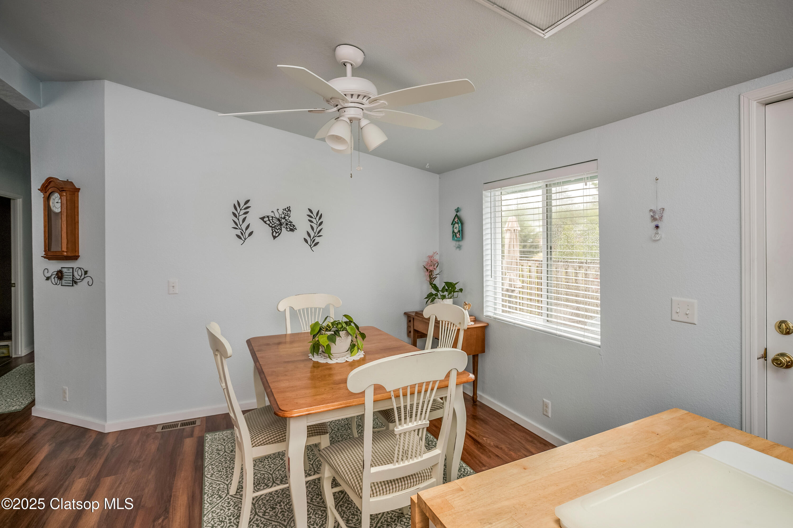 1100 Nw Warrenton Dr Property Photo 8