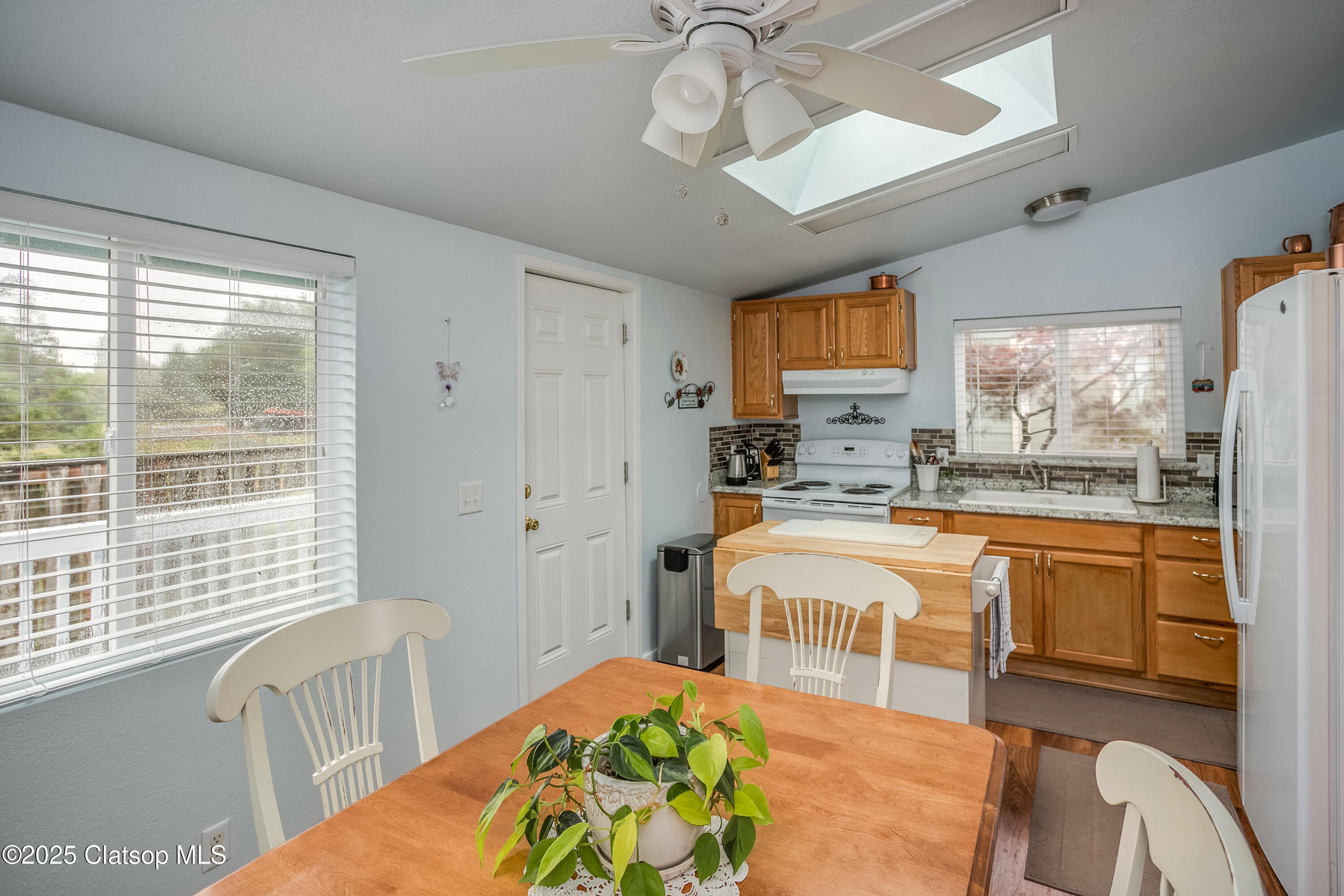 1100 Nw Warrenton Dr Property Photo 10