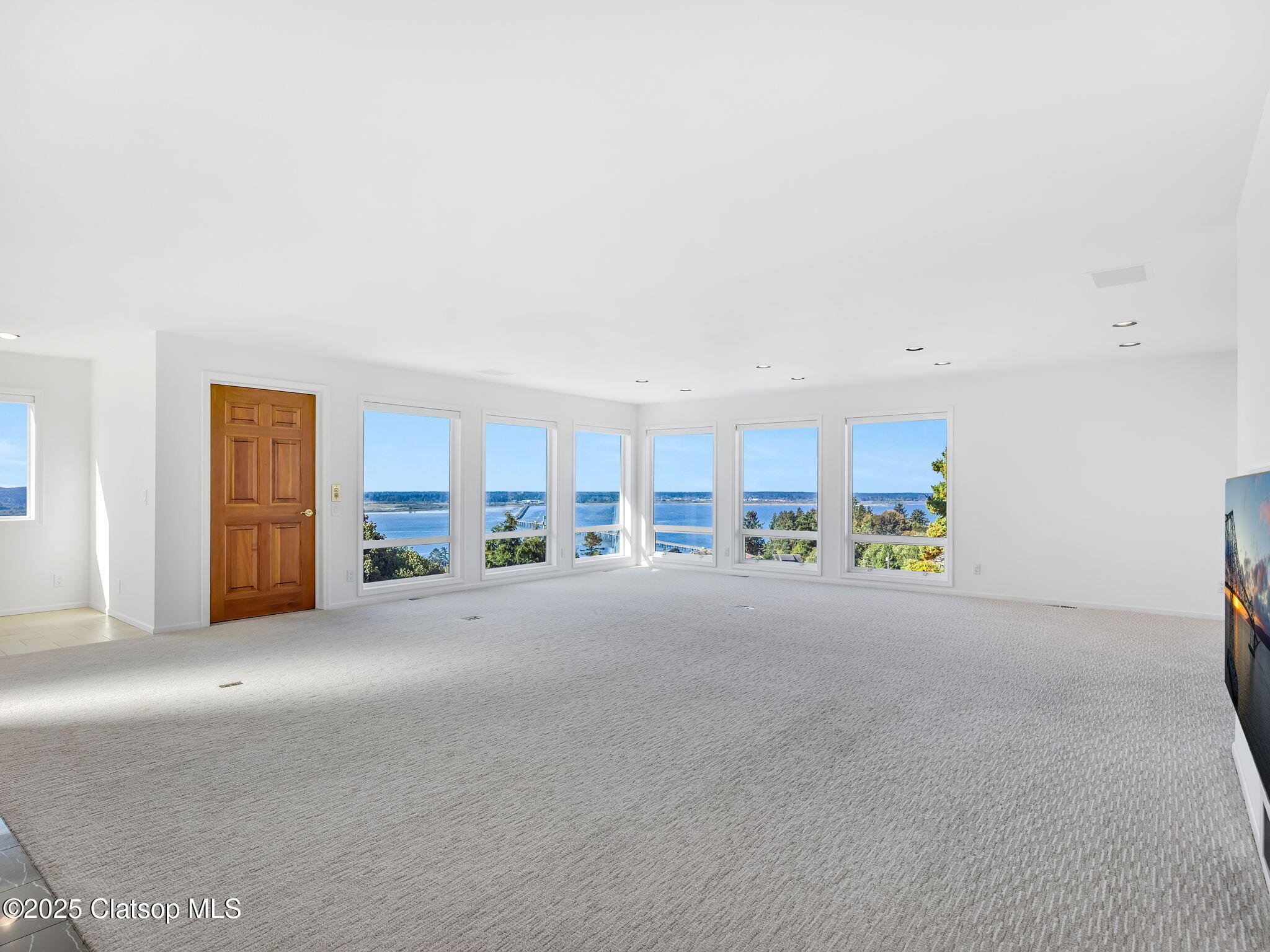 245 W Irving Avenue Property Photo 8