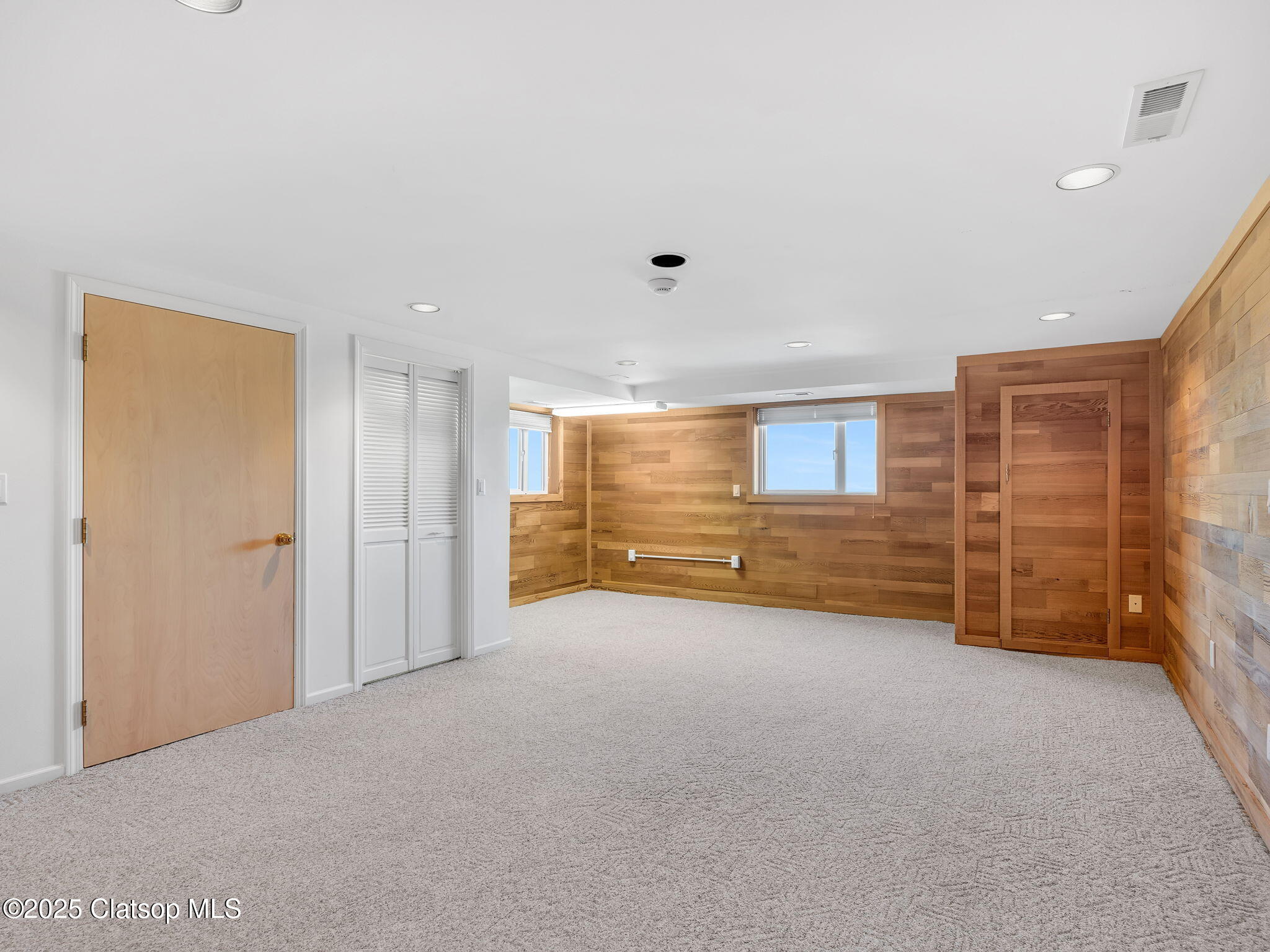 245 W Irving Avenue Property Photo 21