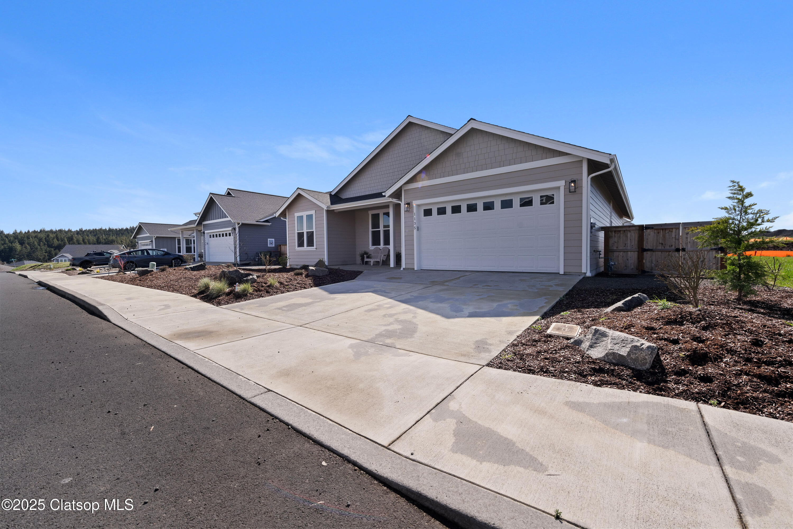 1135 SE Bugle Avenue Property Photo 1