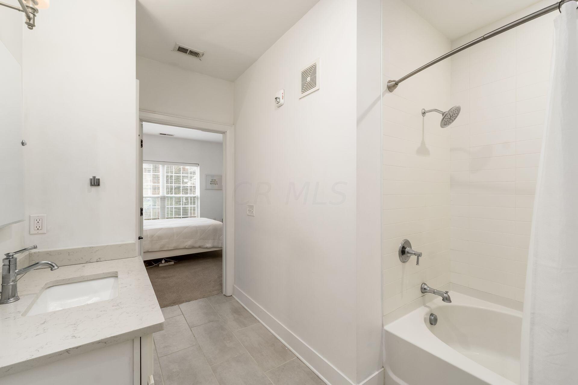 1670 E Broad Street, 207 Property Photo 33
