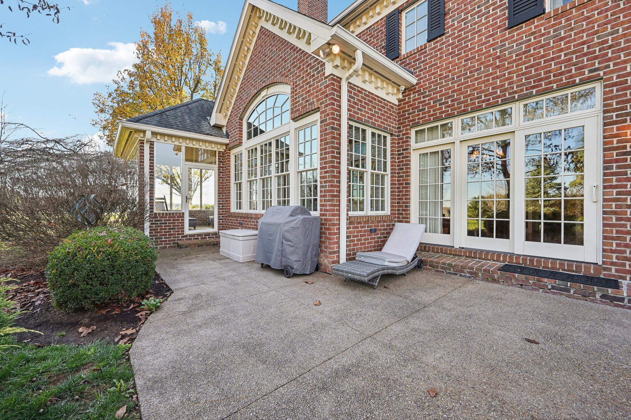 1424 Greenbrier Drive Property Photo 8