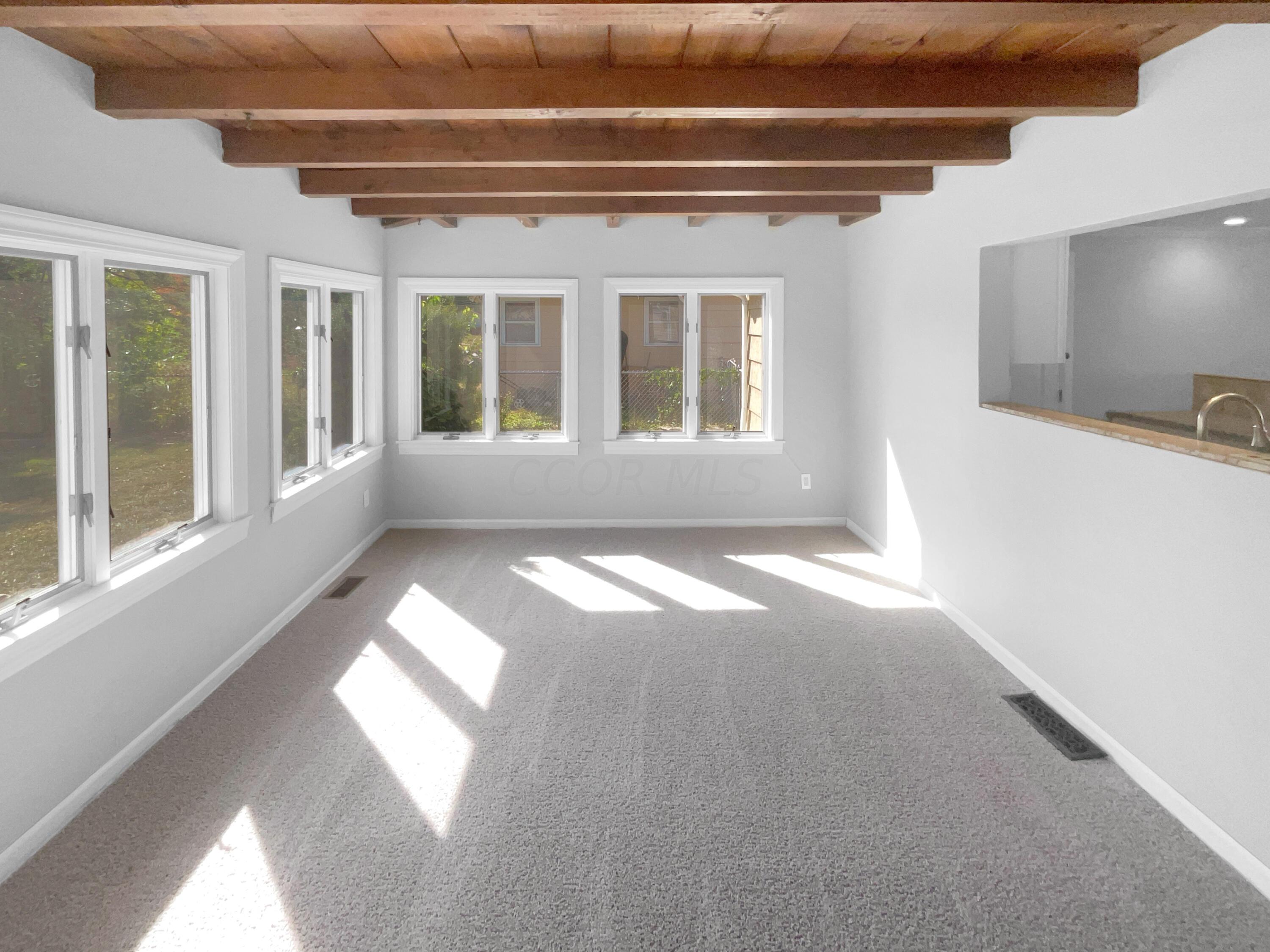1945 Kentwell Road Property Photo 6