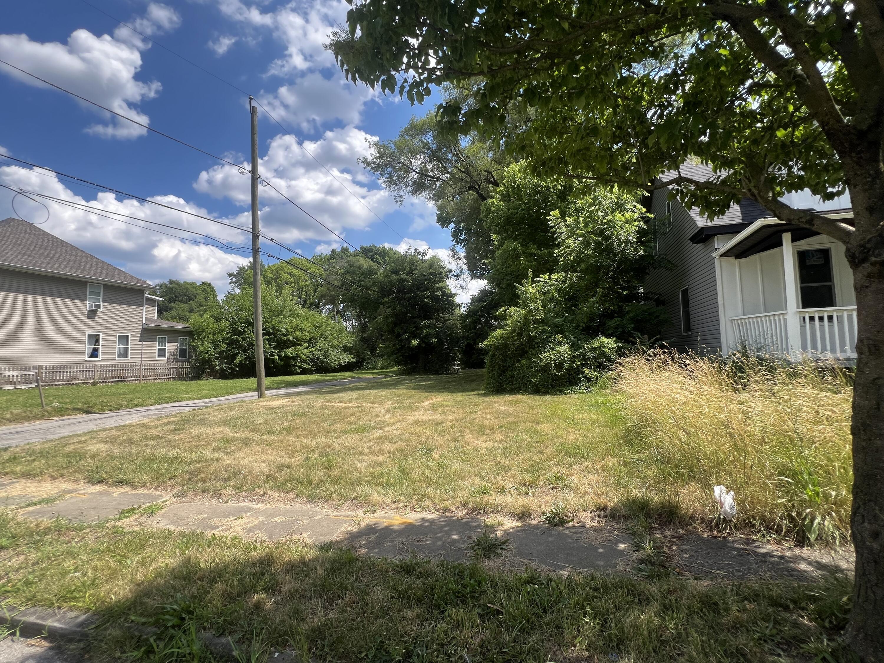 1341 E Fulton Street Property Photo 3
