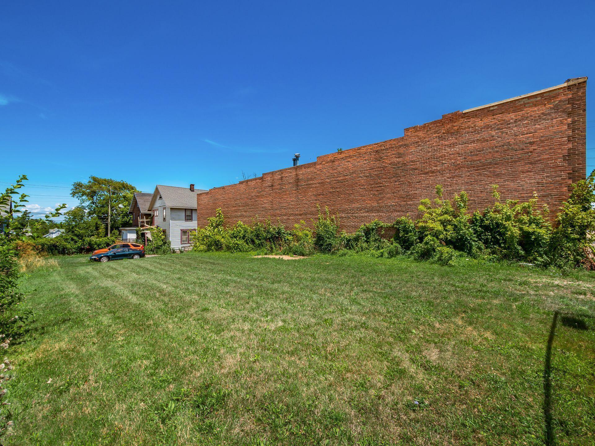 210 W 3rd Street Property Photo 5