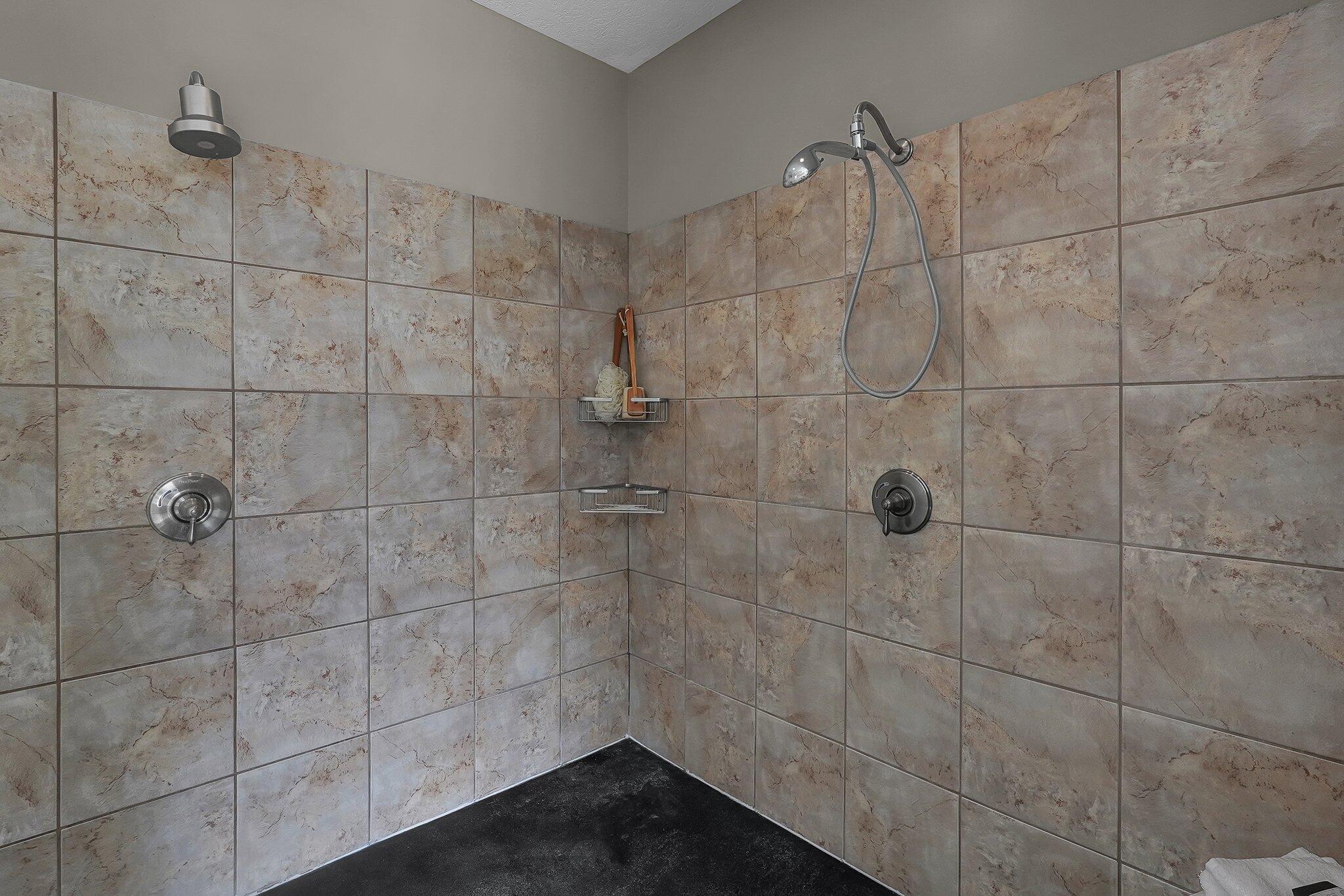 16343 Hunters Run Property Photo 24