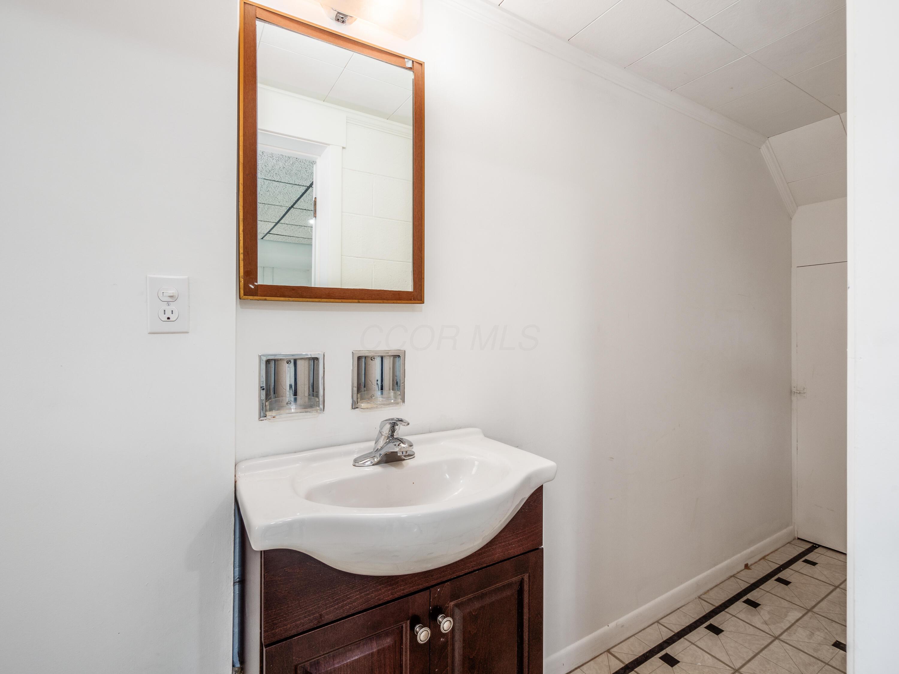 2663 Charing Road, C Property Photo 8