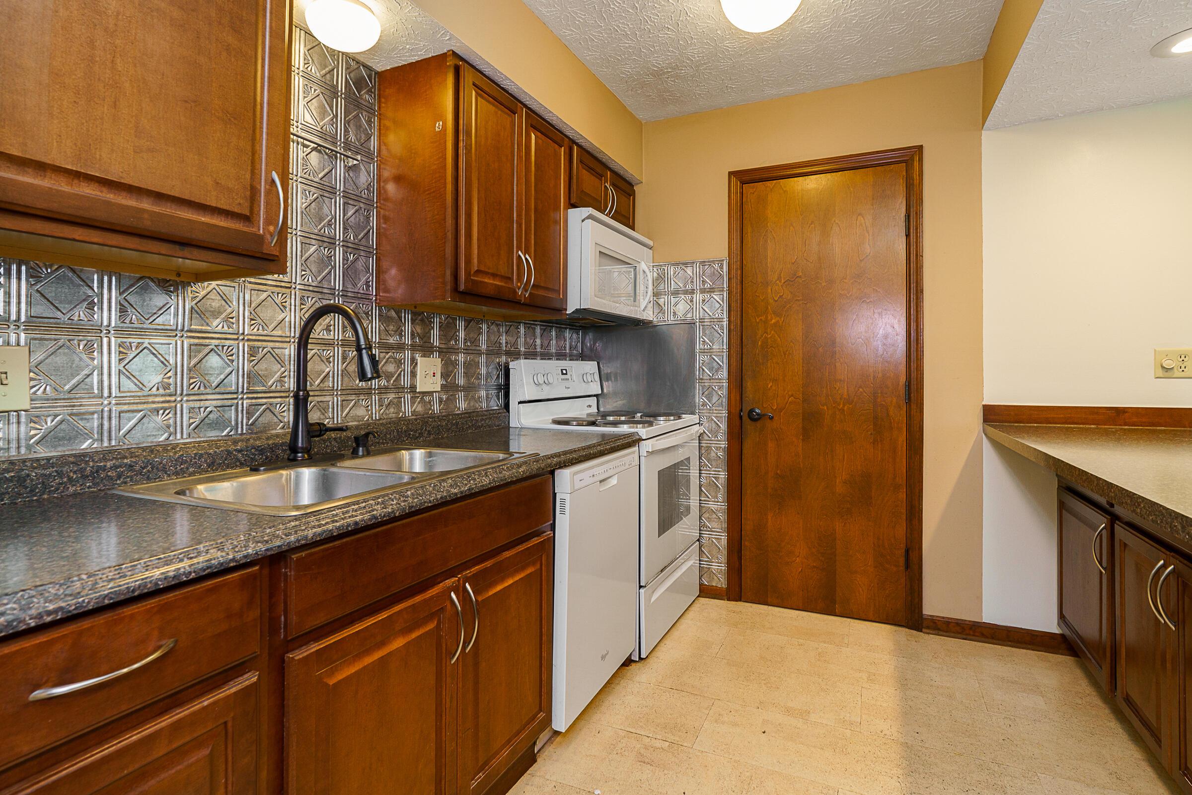 410 Fenway Road, B Property Photo 18