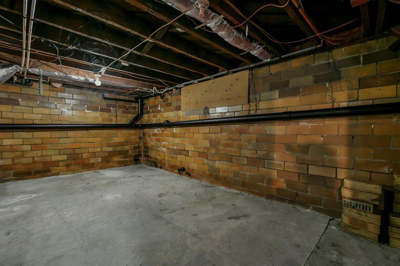 525 W 2nd Street Property Photo 18