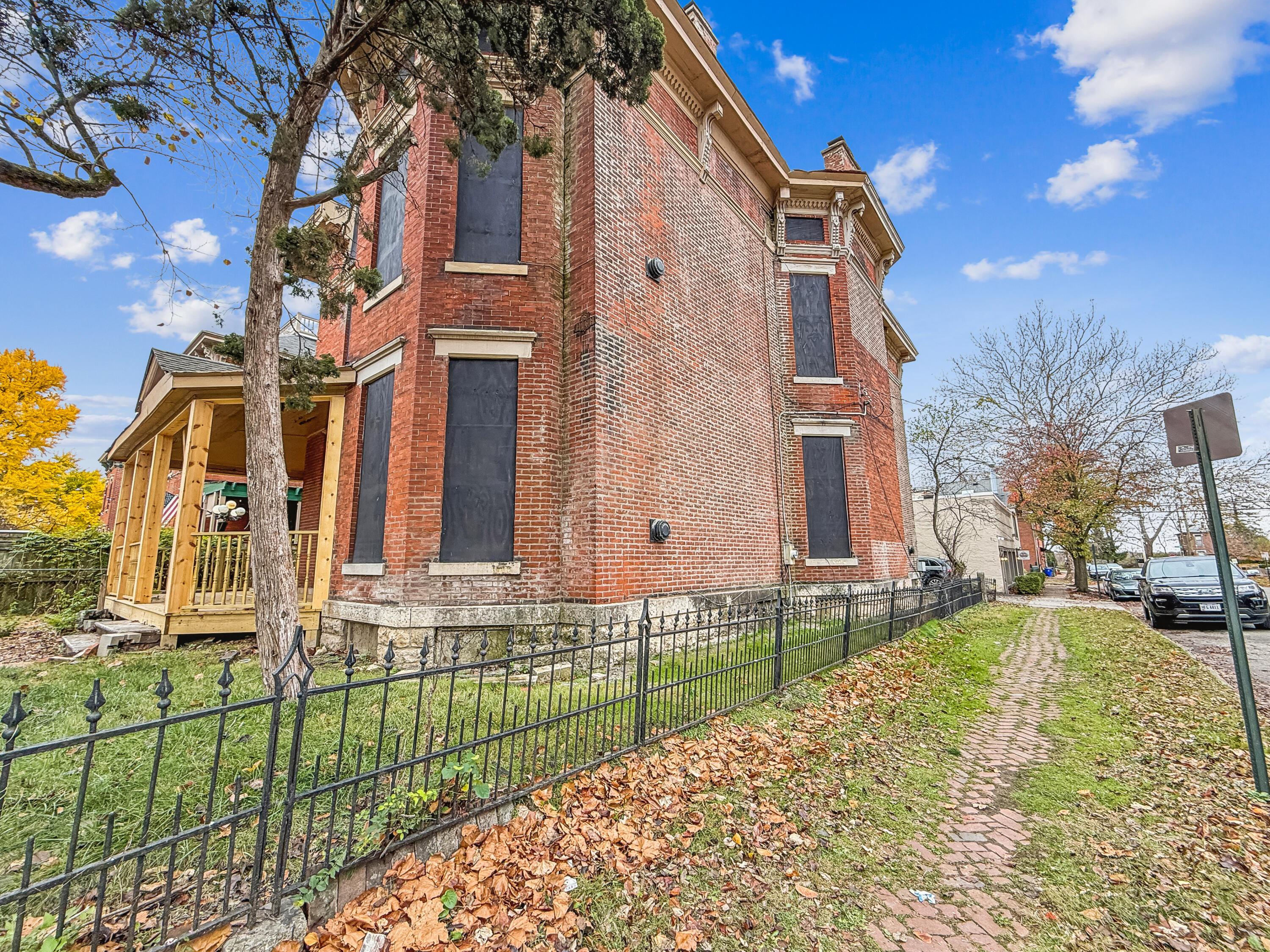 955 S High Street Property Photo 4