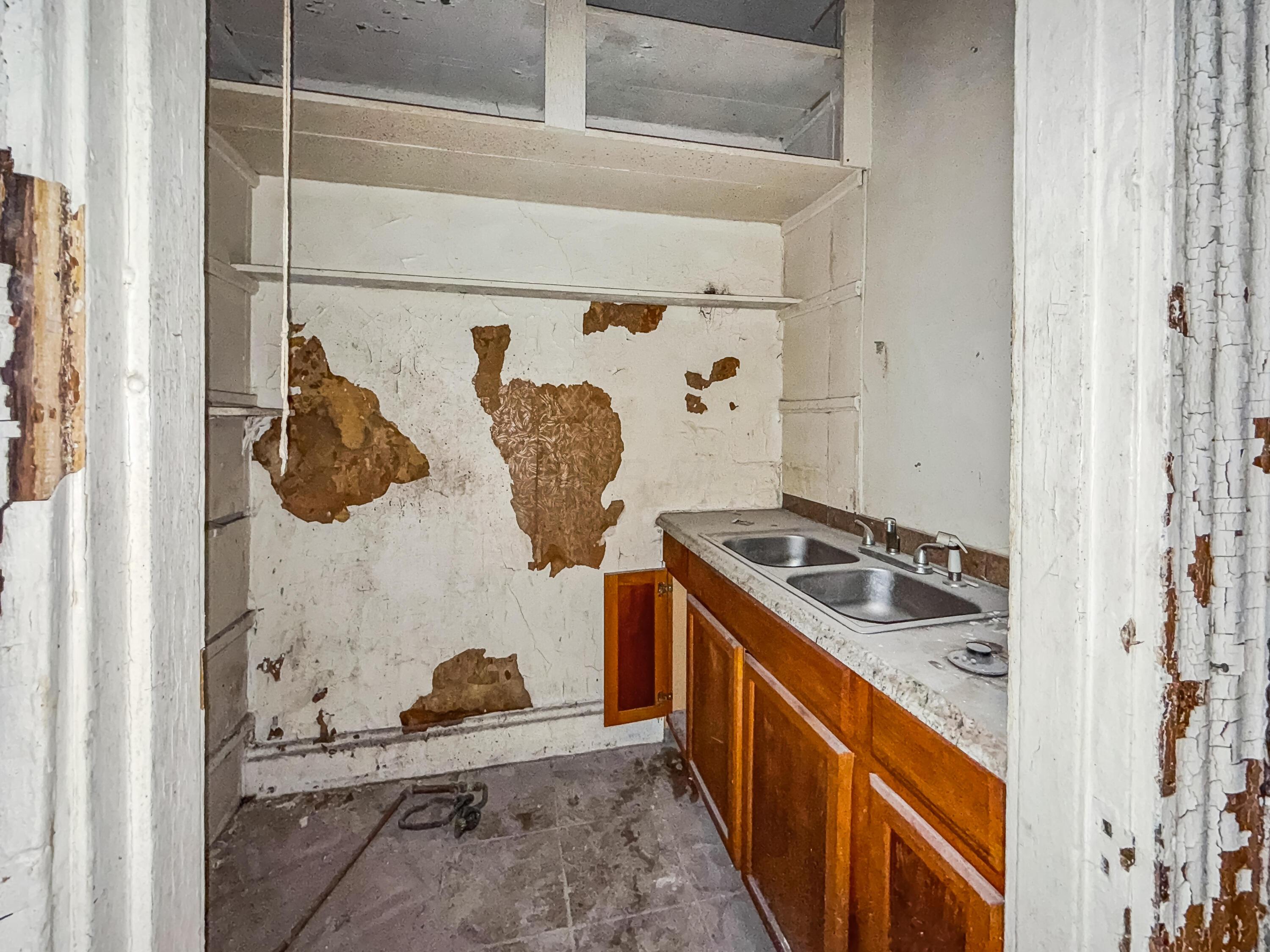 955 S High Street Property Photo 10