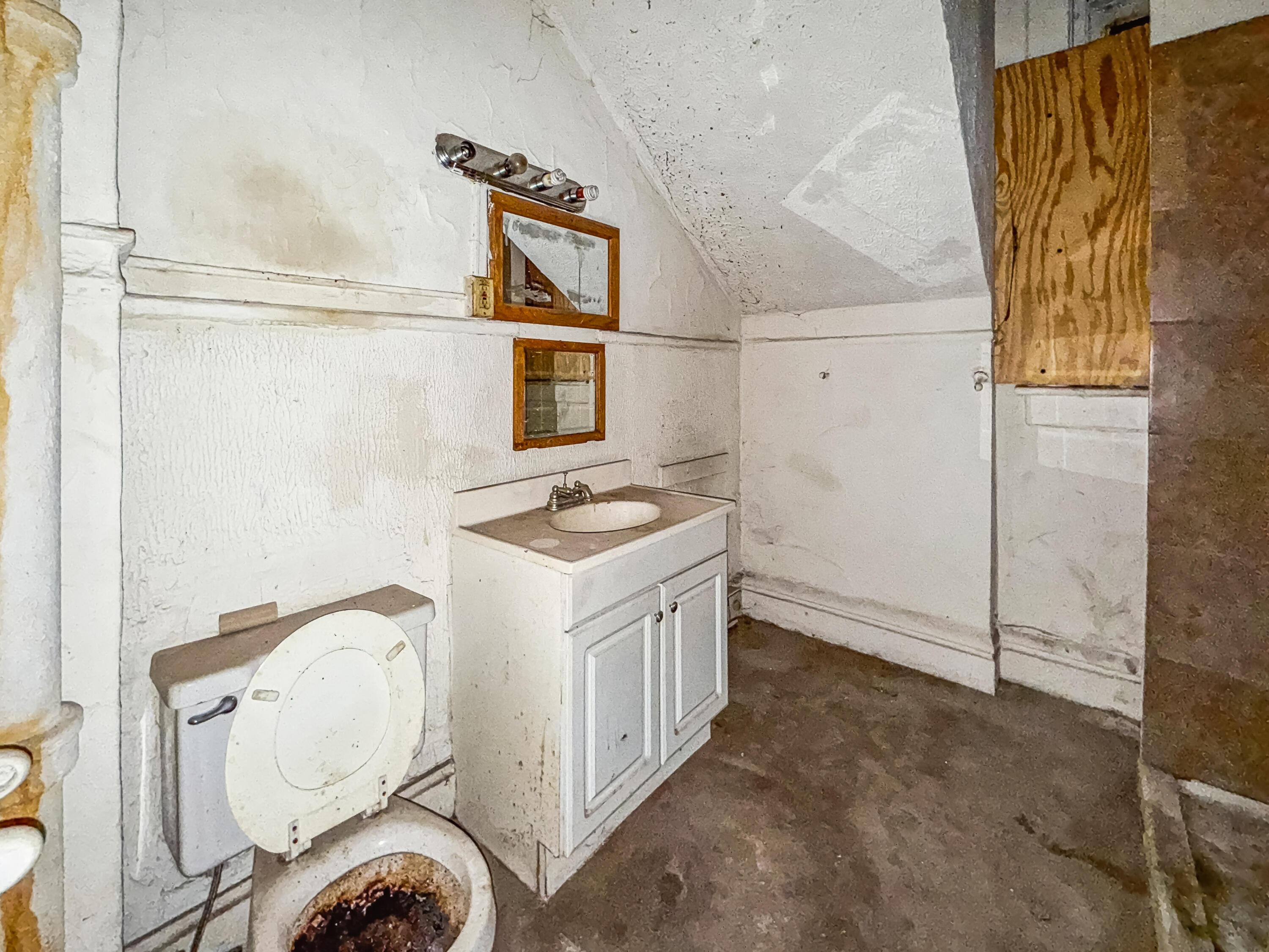 955 S High Street Property Photo 18