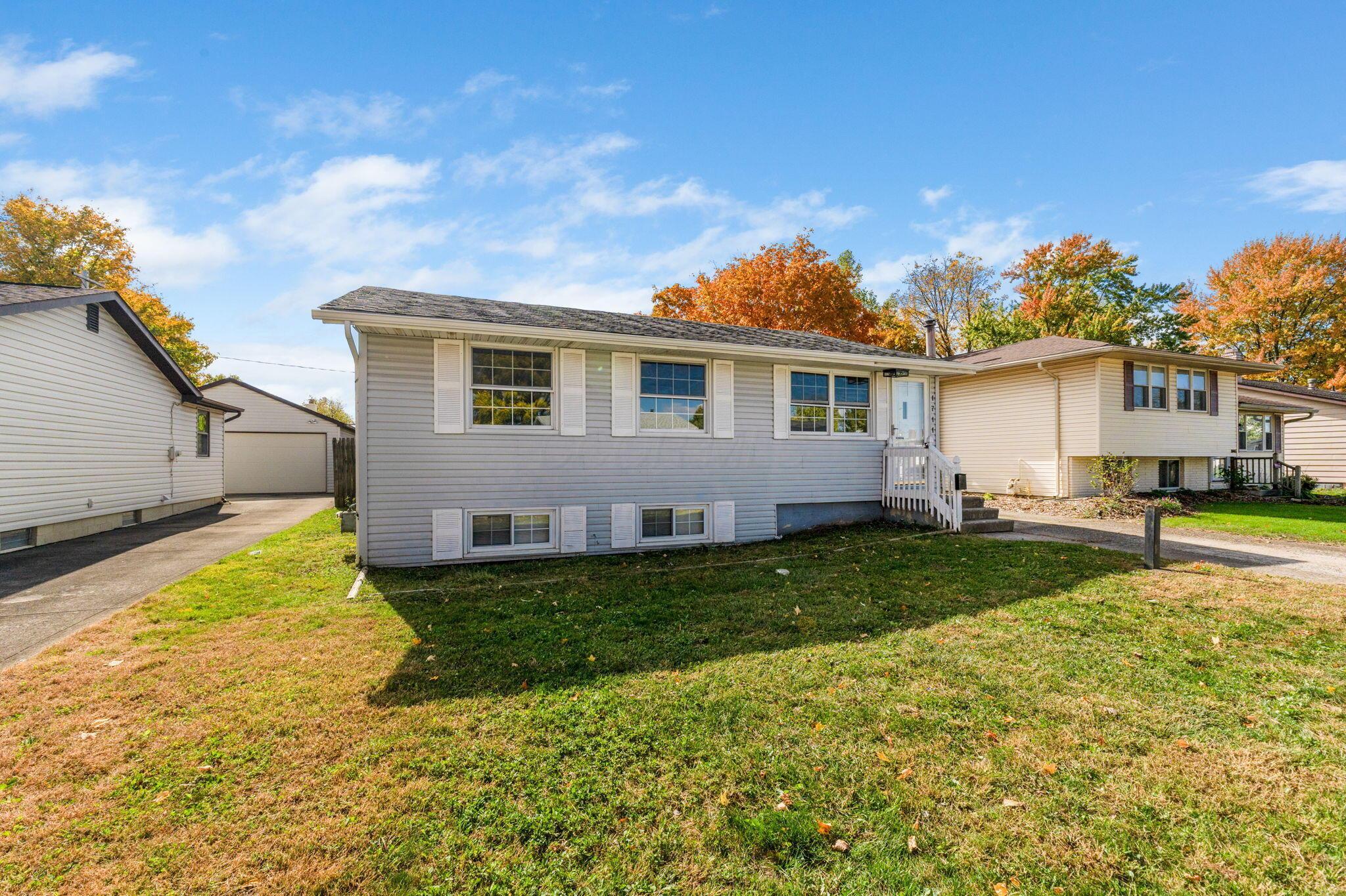 1711 Brookfield Square S Property Photo 1