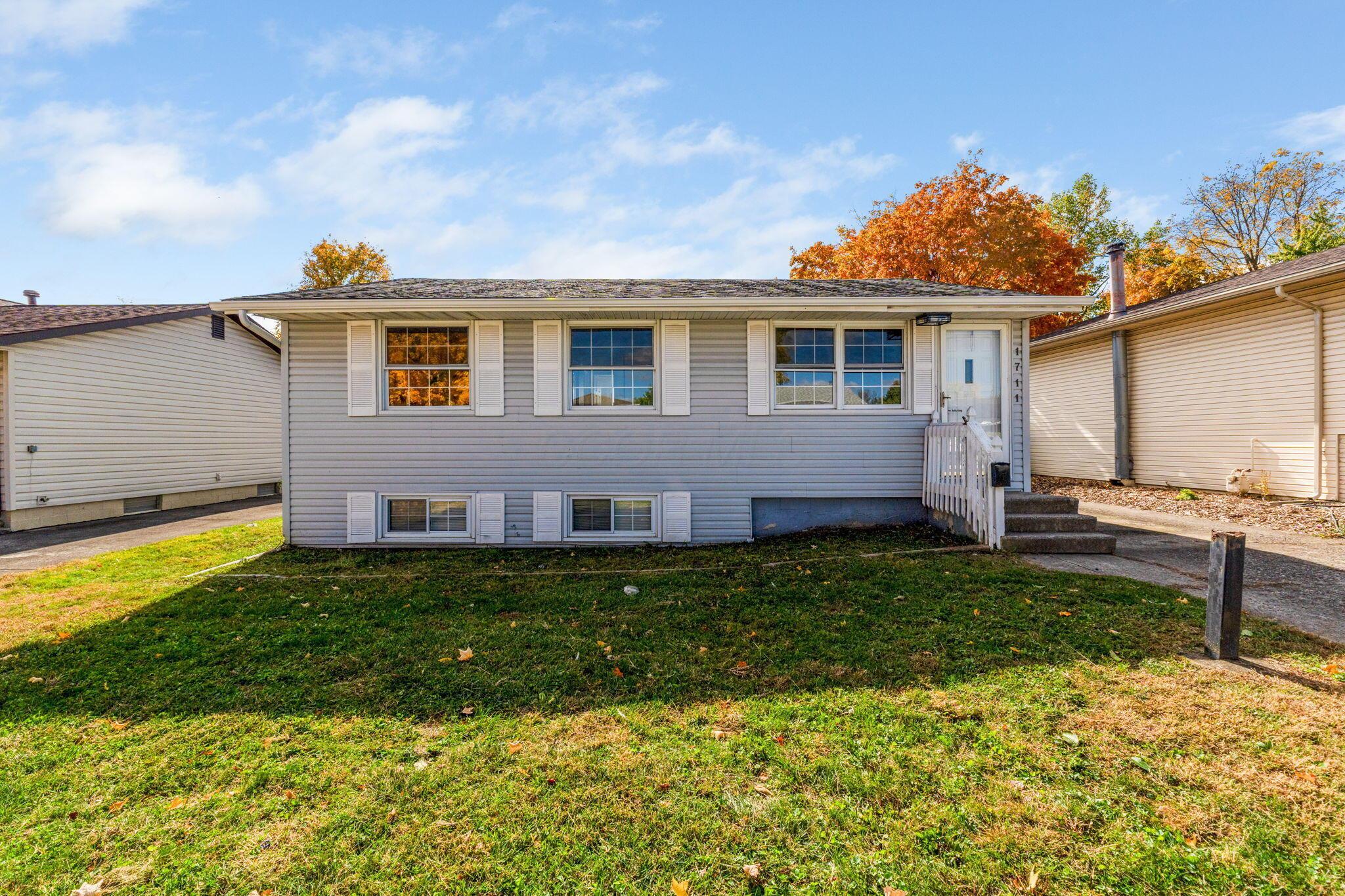 1711 Brookfield Square S Property Photo 2