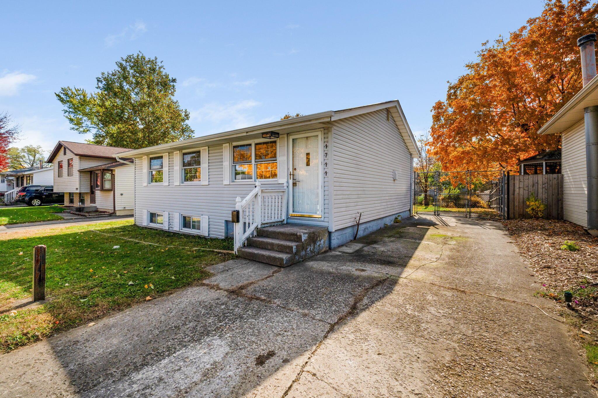 1711 Brookfield Square S Property Photo 3