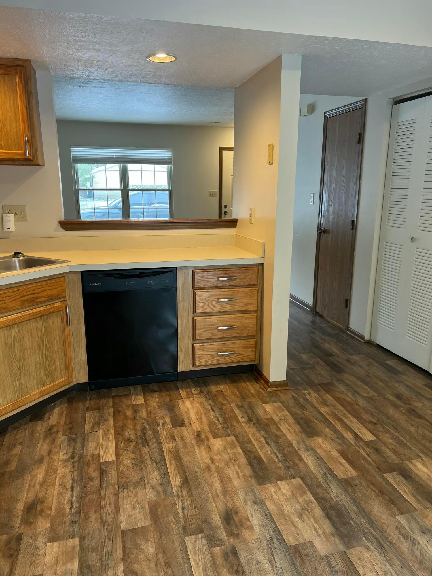 631 Pebble Drive, #b Property Photo 2