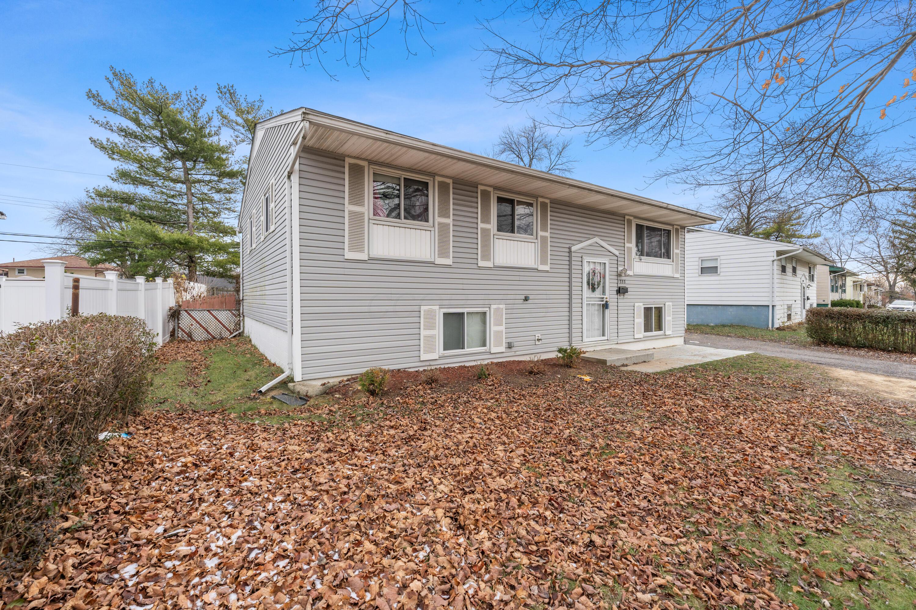 1888 Woodcrest Road Property Photo 3