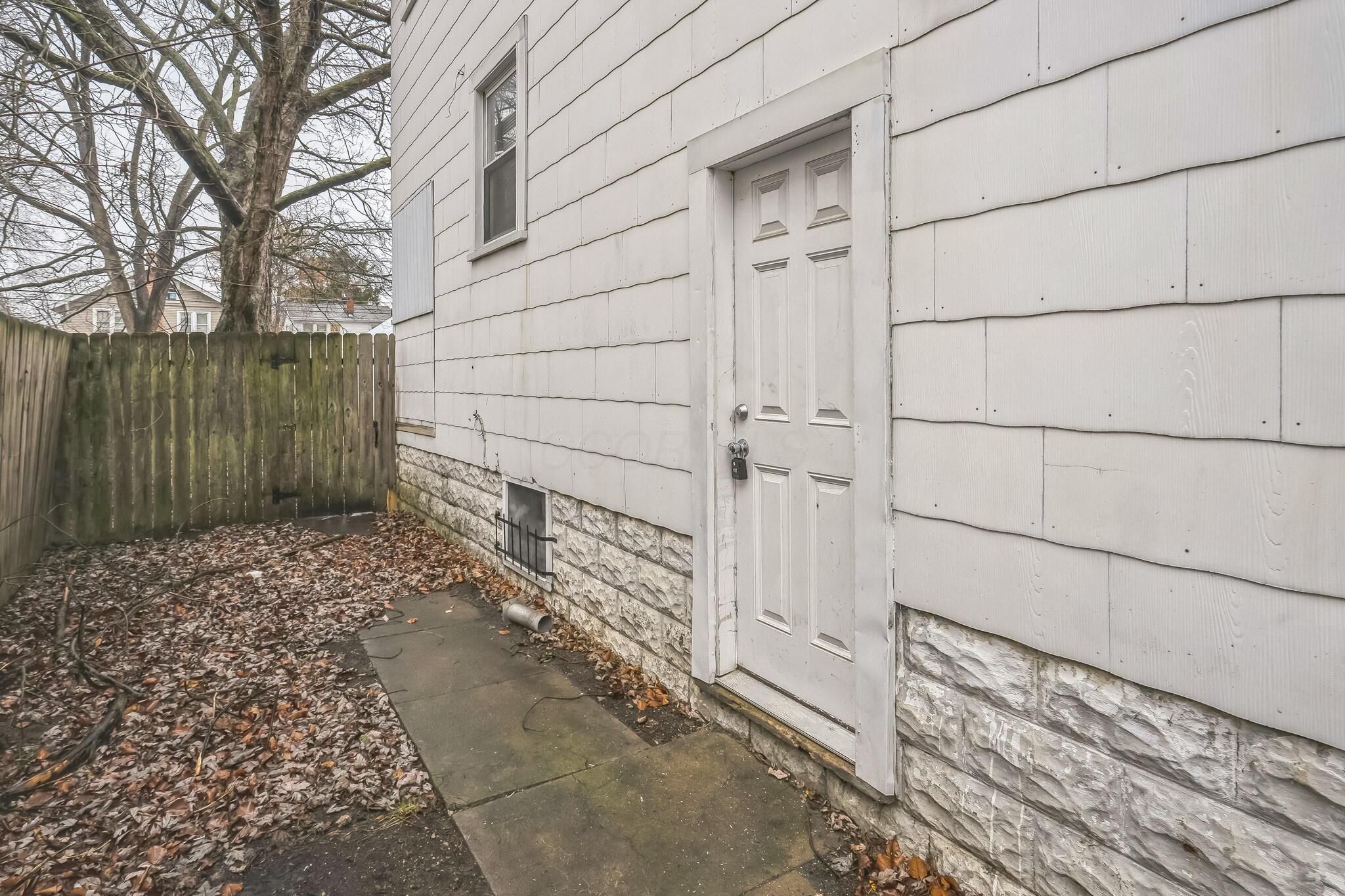 48 N Roys Avenue Property Photo 6