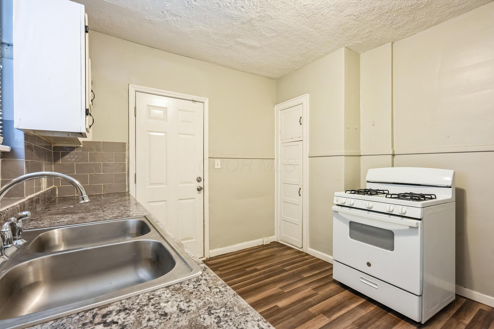 48 N Roys Avenue Property Photo 9