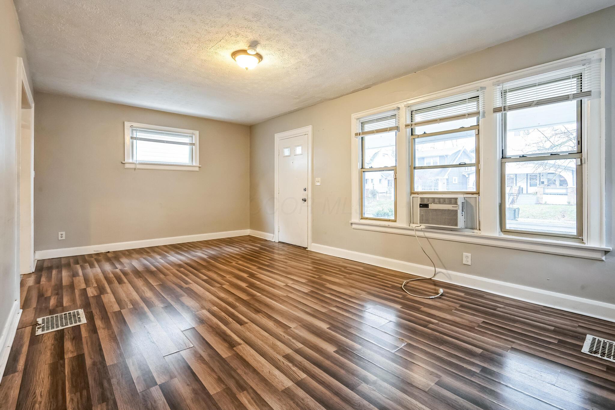 48 N Roys Avenue Property Photo 11