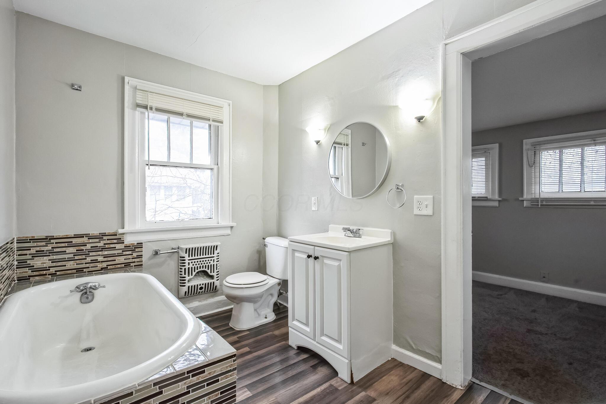 48 N Roys Avenue Property Photo 15