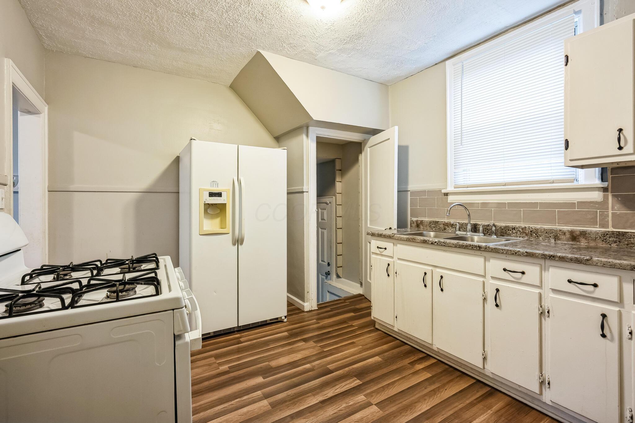 48 N Roys Avenue Property Photo 17