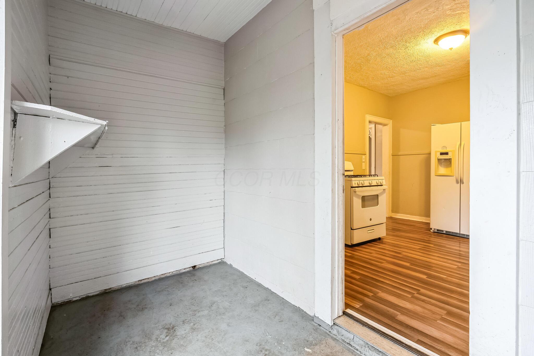 48 N Roys Avenue Property Photo 18