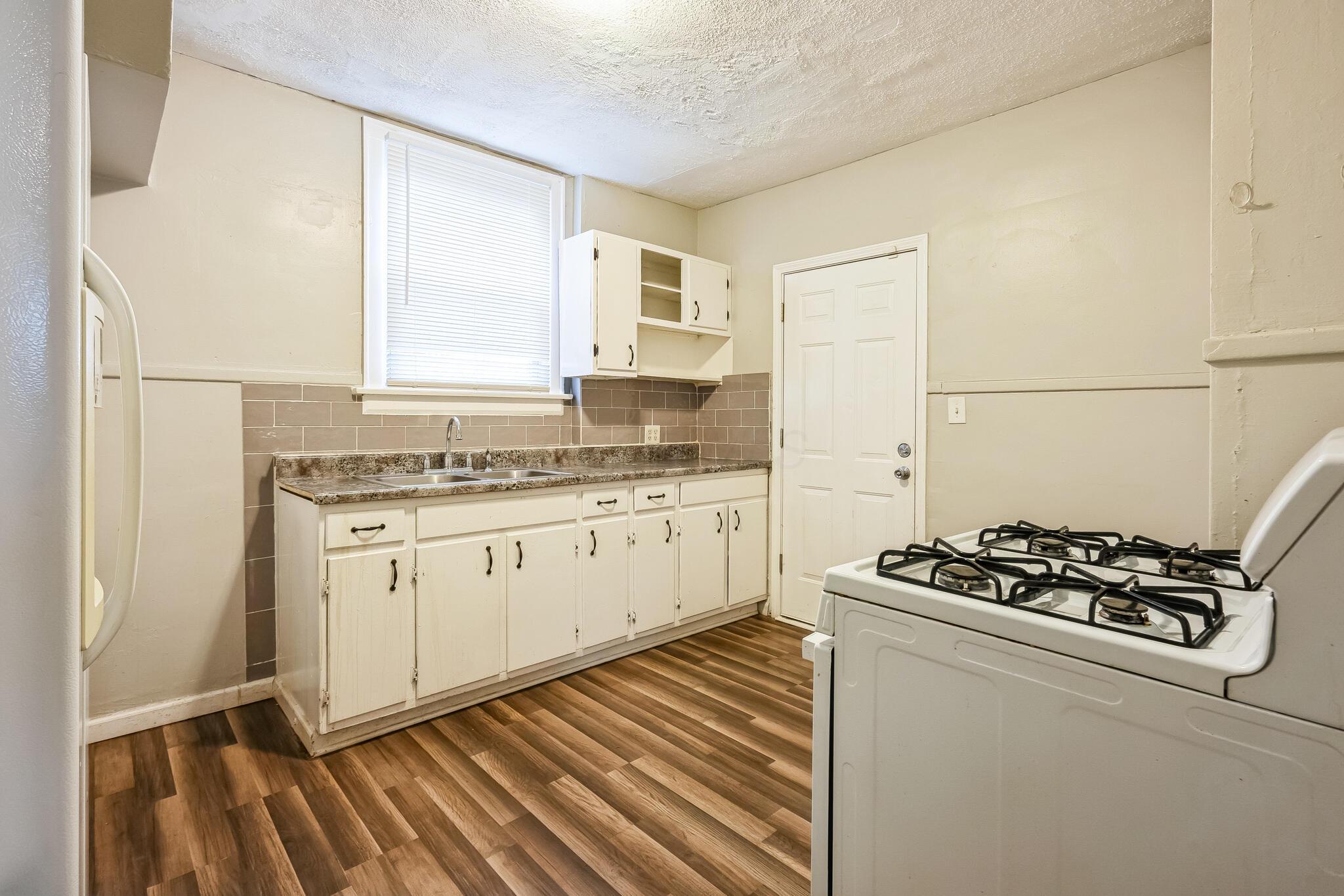 48 N Roys Avenue Property Photo 19