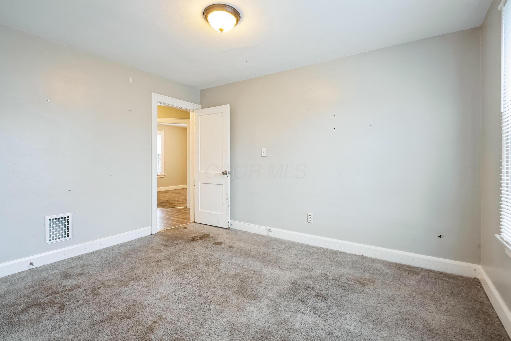 48 N Roys Avenue Property Photo 24