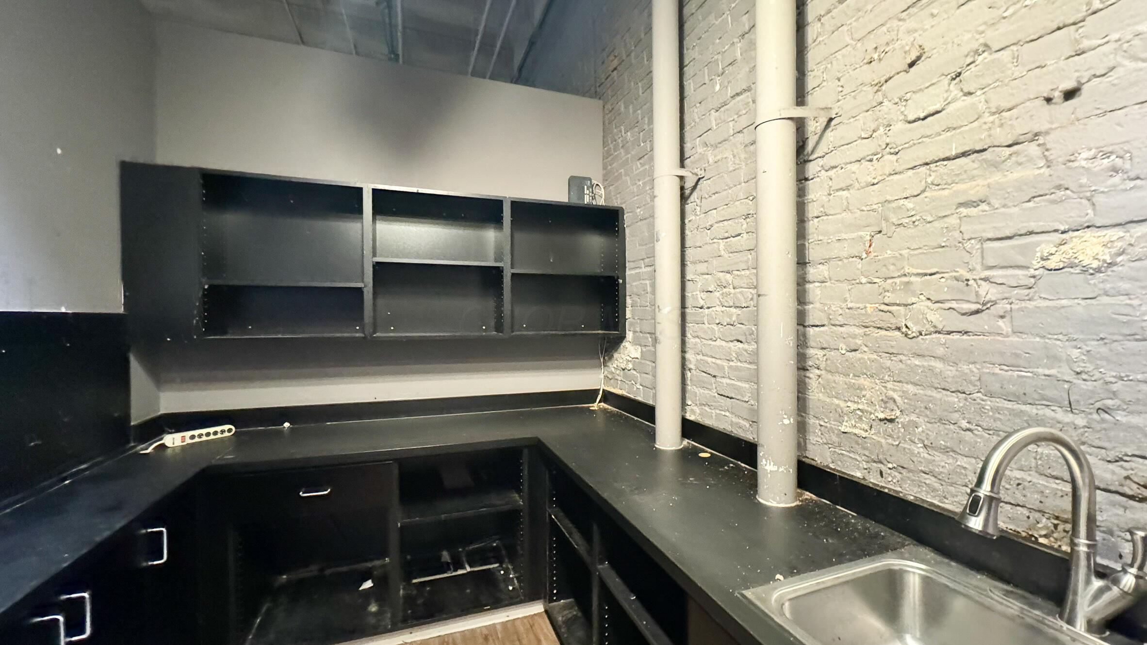 150 E Main Street, 1d Property Photo 16
