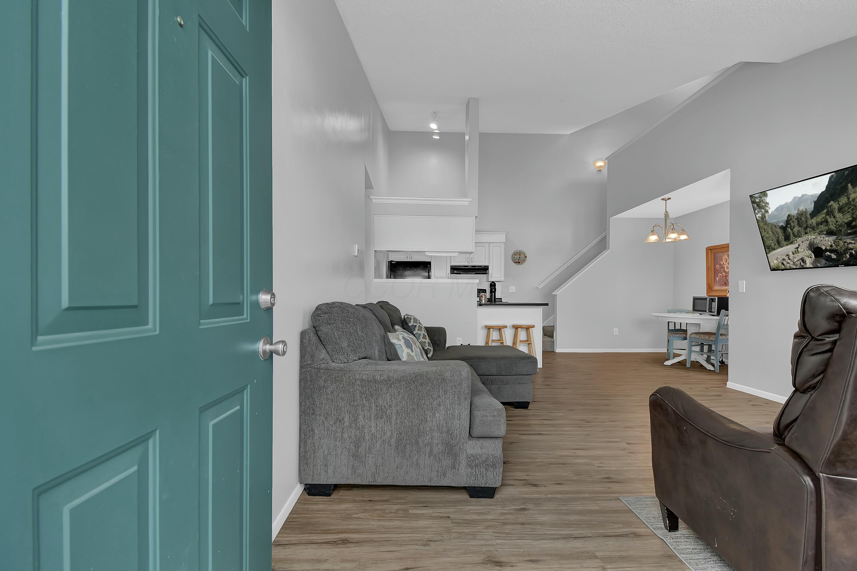 1007 Kingsbury Court Property Photo 3