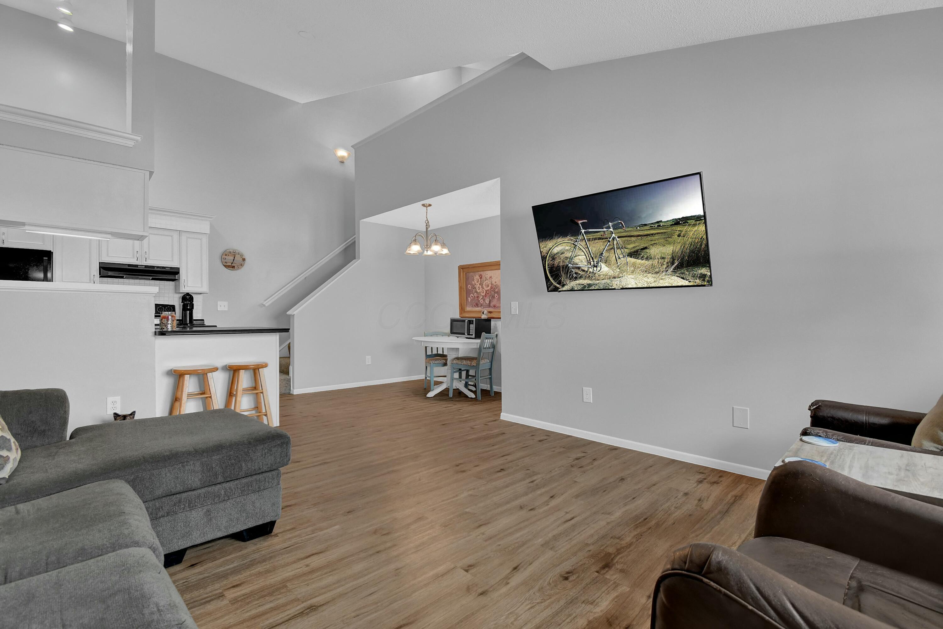 1007 Kingsbury Court Property Photo 4