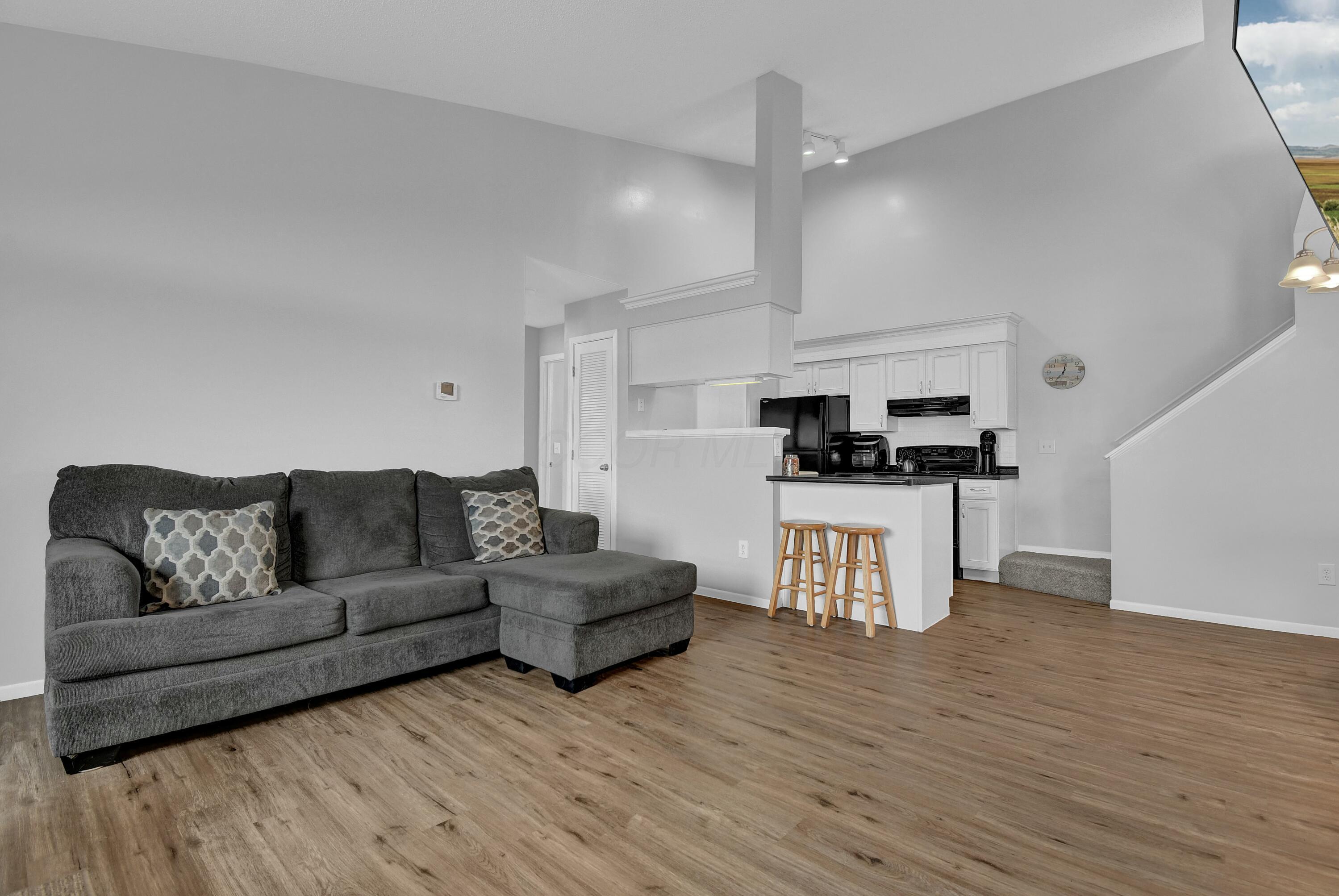1007 Kingsbury Court Property Photo 6