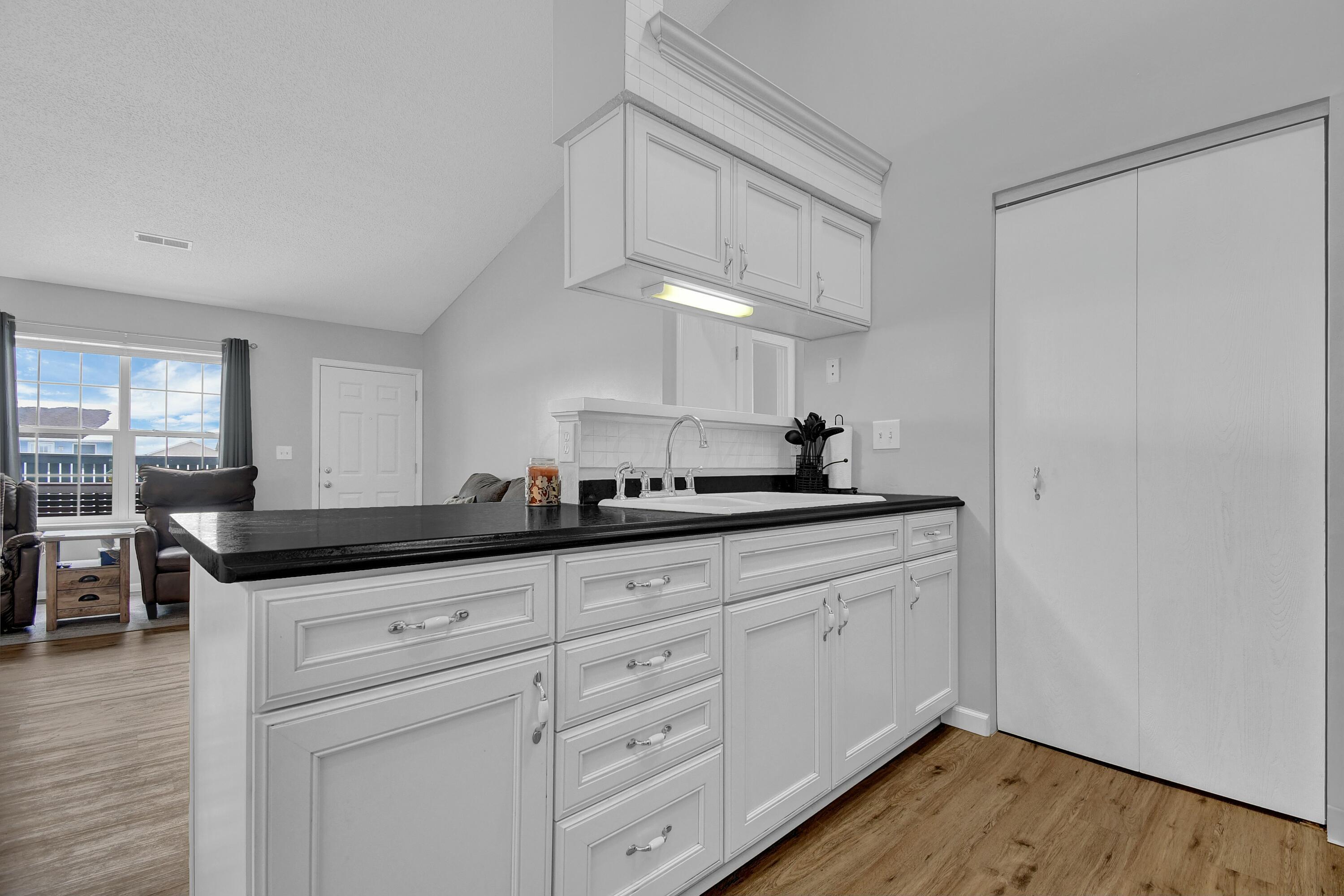 1007 Kingsbury Court Property Photo 11