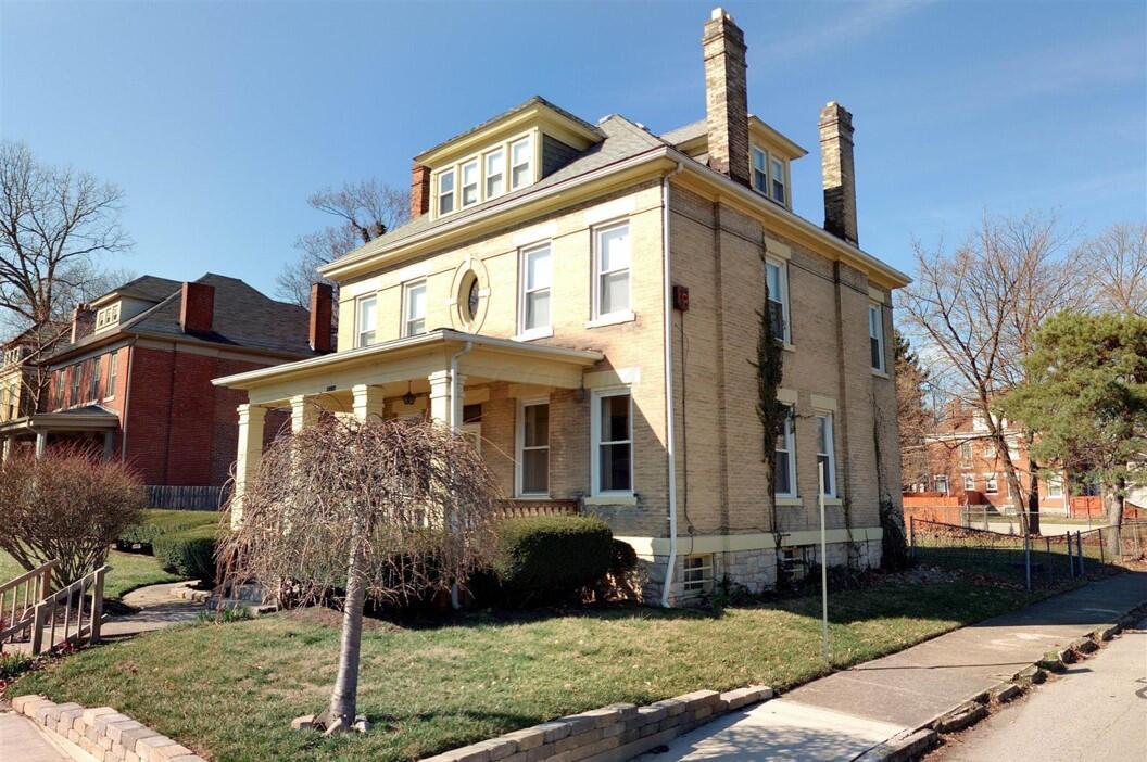 1592 Richmond Avenue Property Photo 3