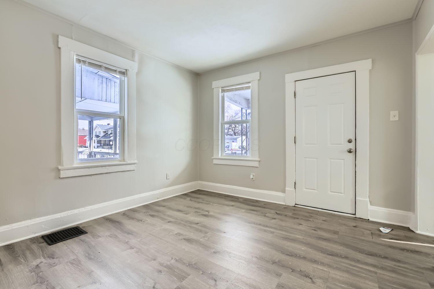 321 S Oakley Avenue Property Photo 3