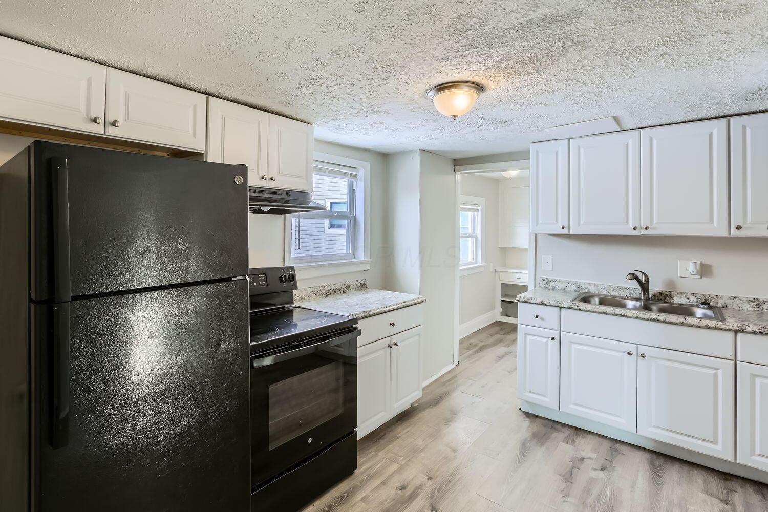 321 S Oakley Avenue Property Photo 4
