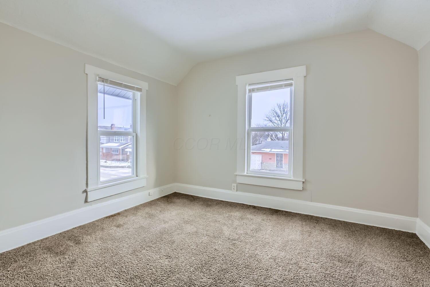 321 S Oakley Avenue Property Photo 6