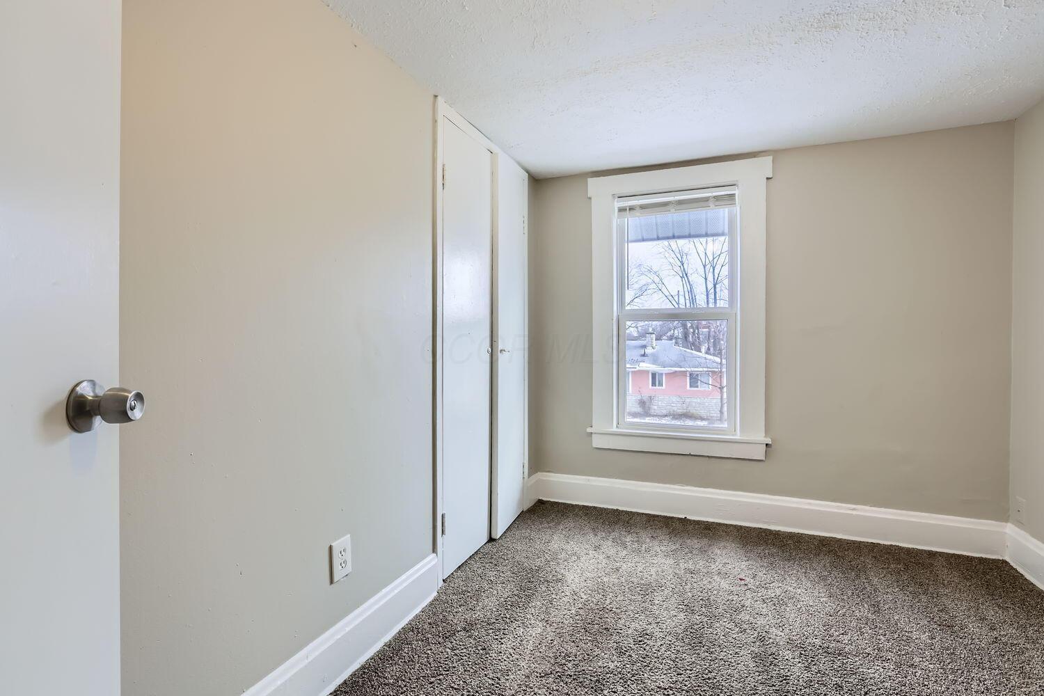 321 S Oakley Avenue Property Photo 9