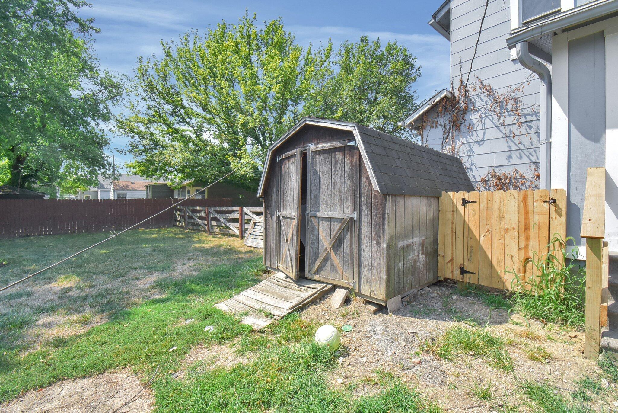 1146 Brentnell Avenue Property Photo 4