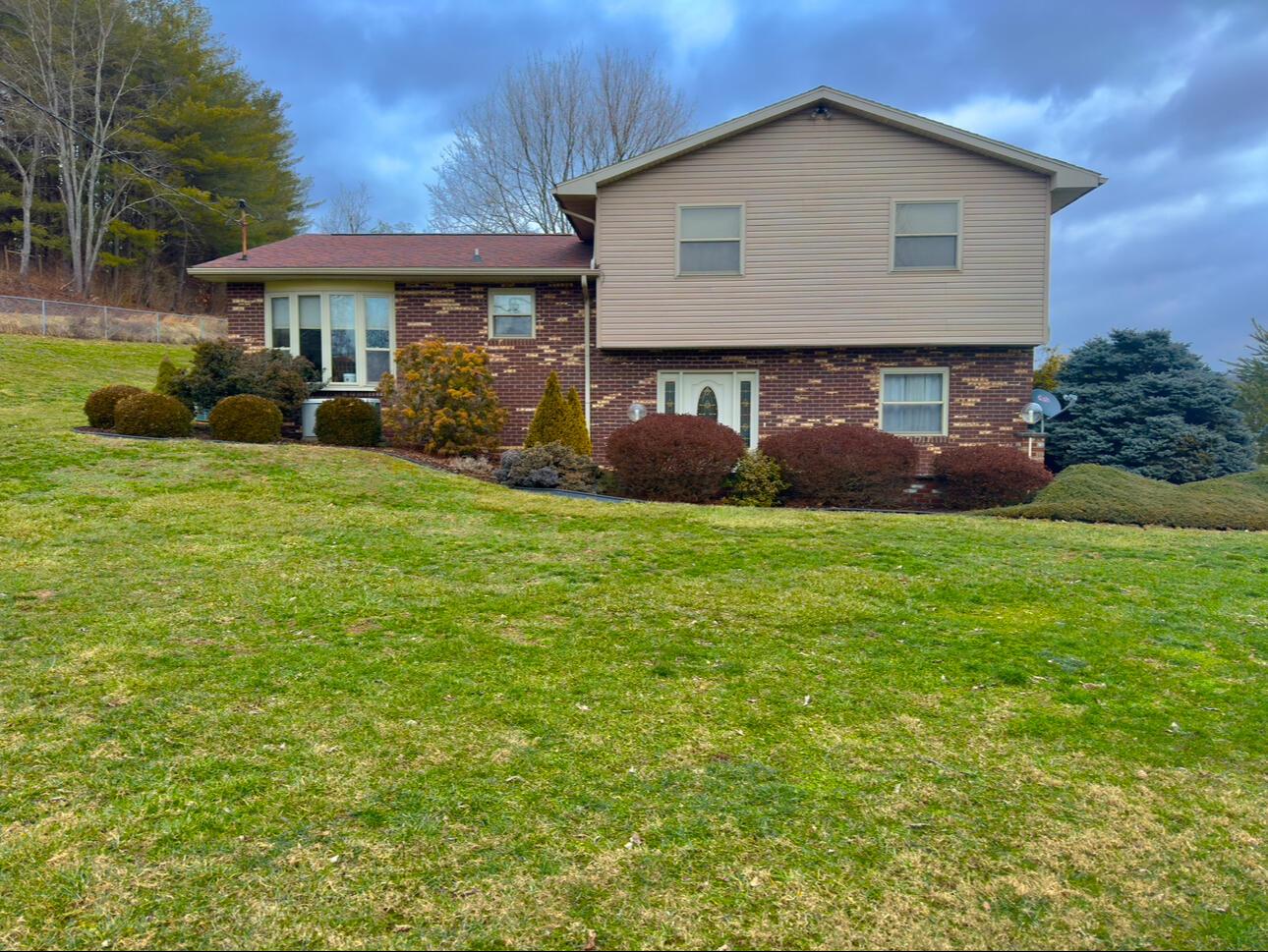 45714 Real Estate Listings Main Image