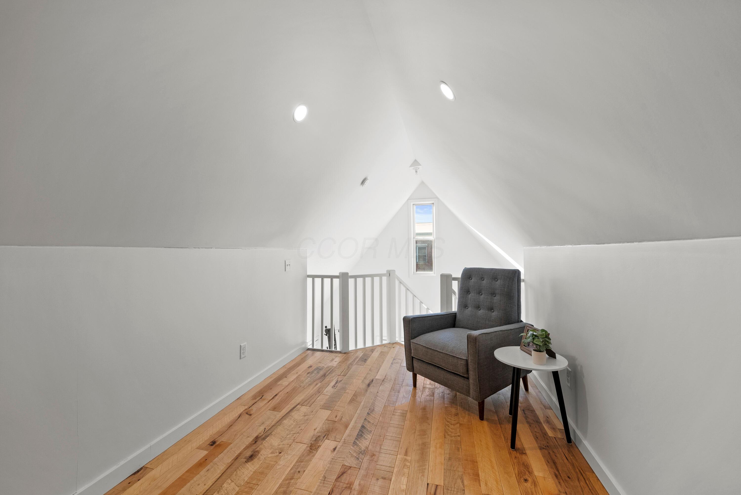978 Summit Street Property Photo 21
