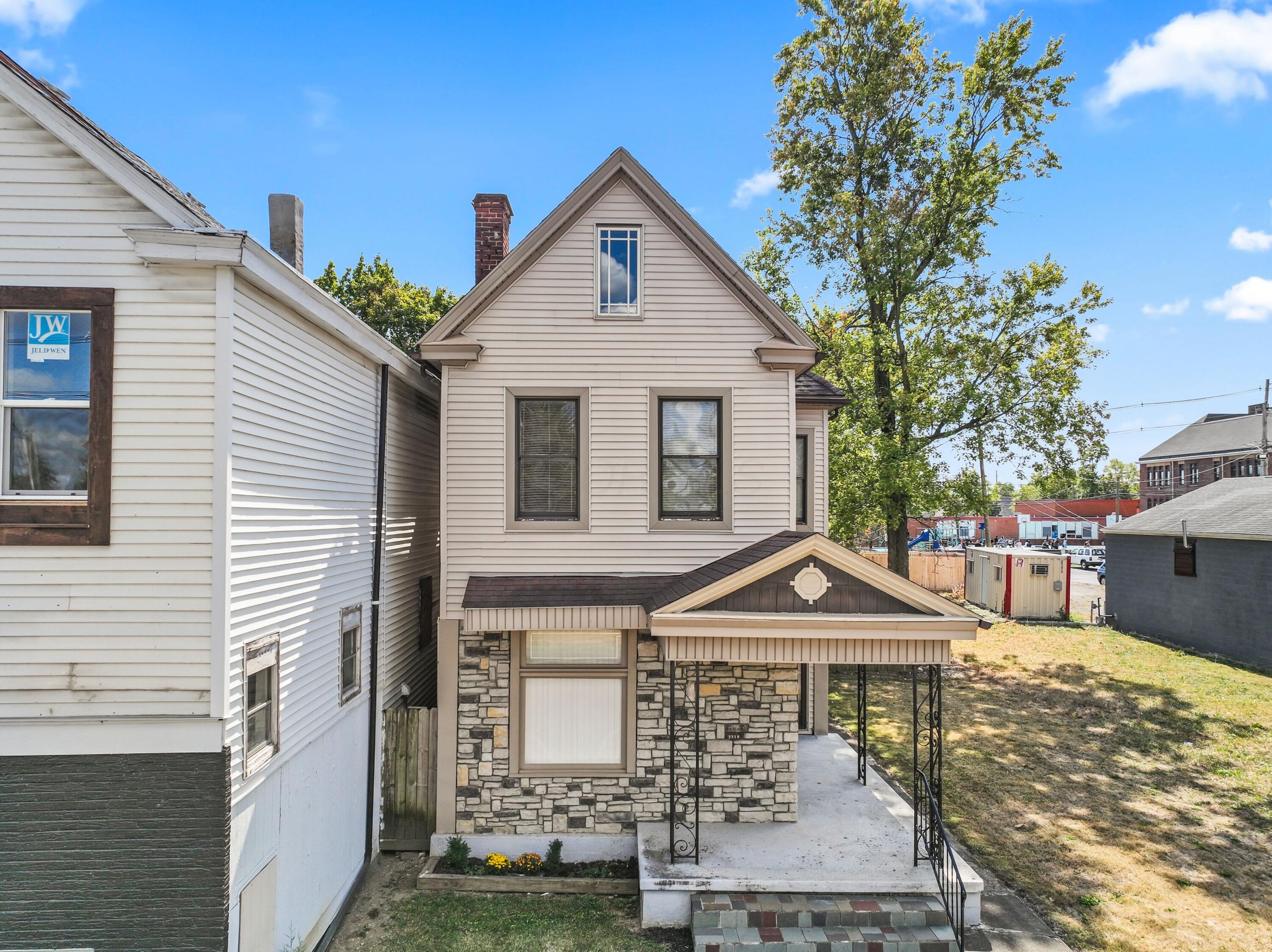 2219 W Broad Street Property Photo 3