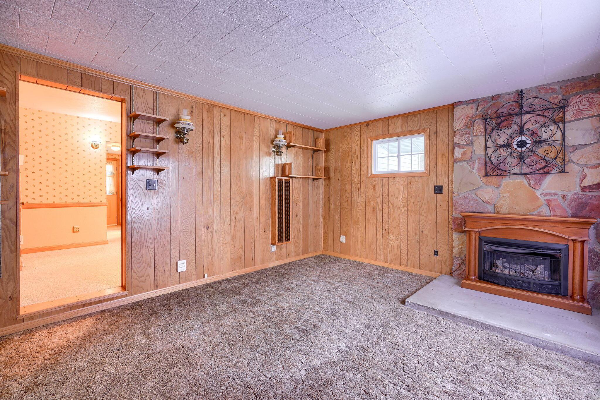 305 E 2nd Street Property Photo 14