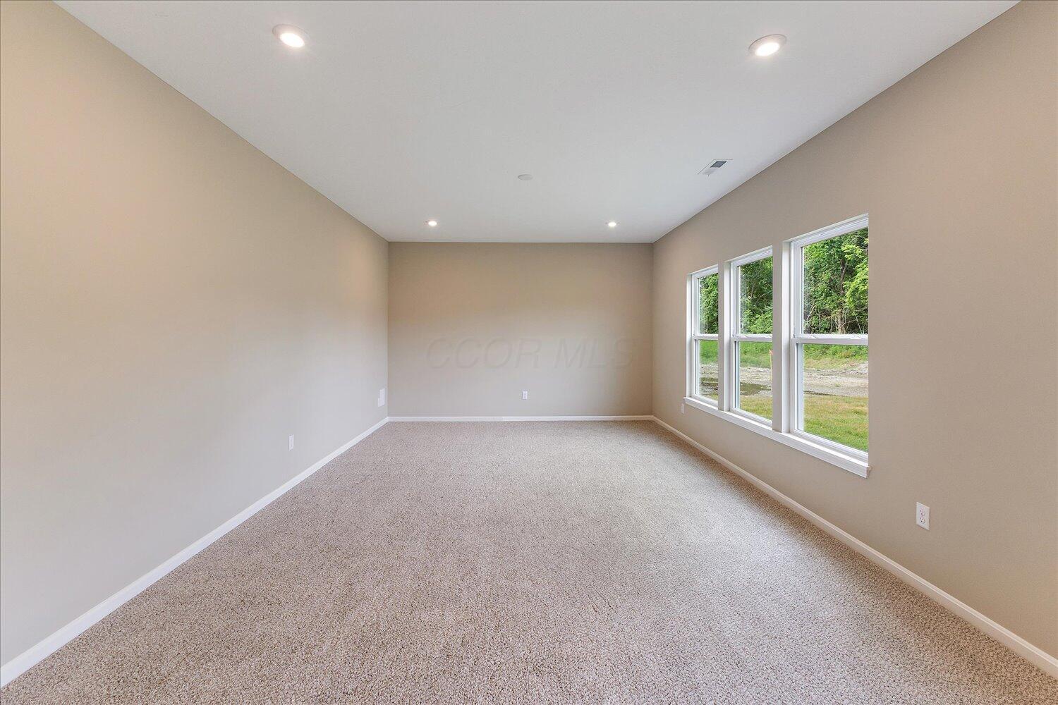 668 Deerhurst Drive Property Photo 7