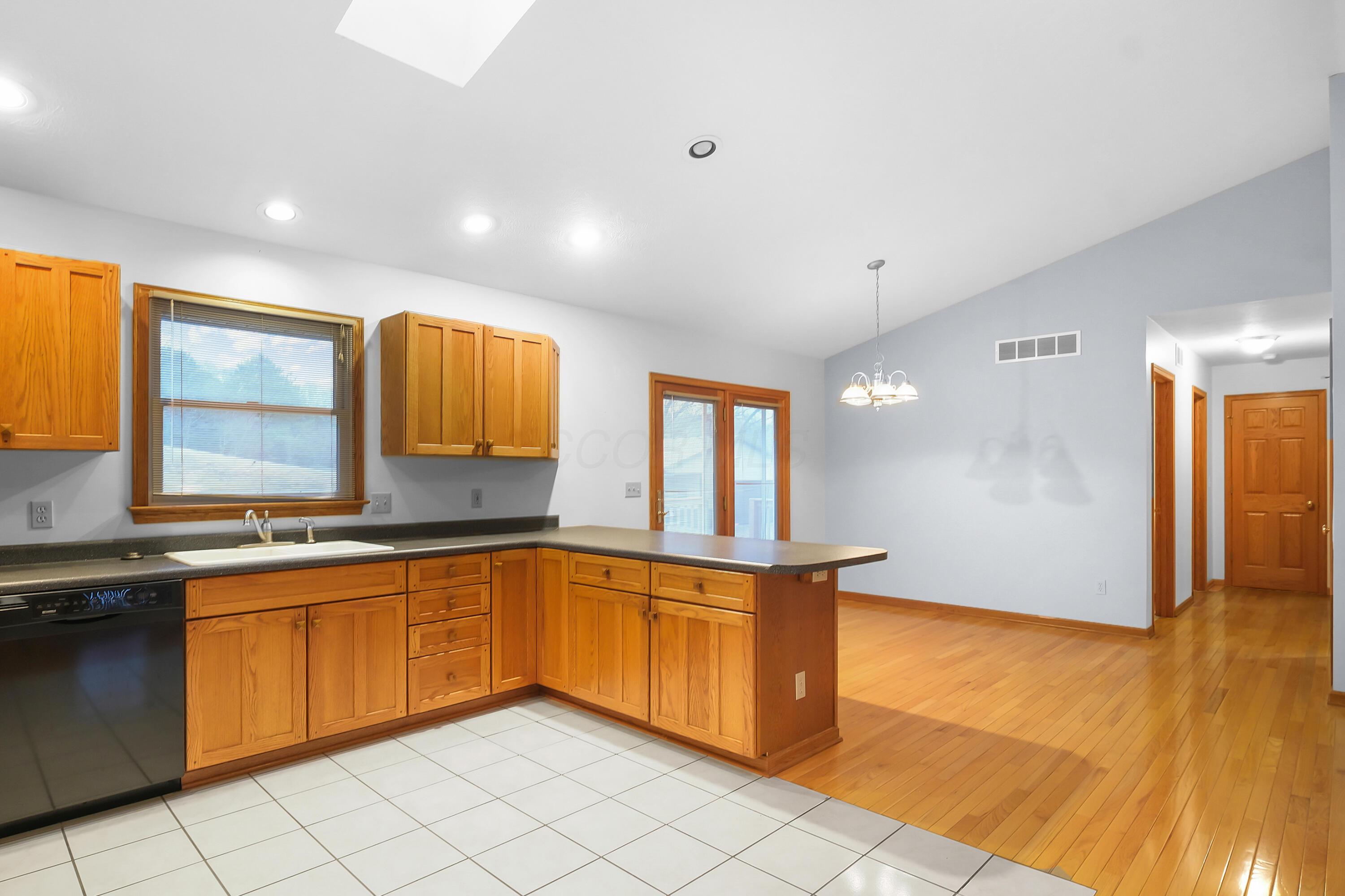 6425 Brownsville Road Se Property Photo 9
